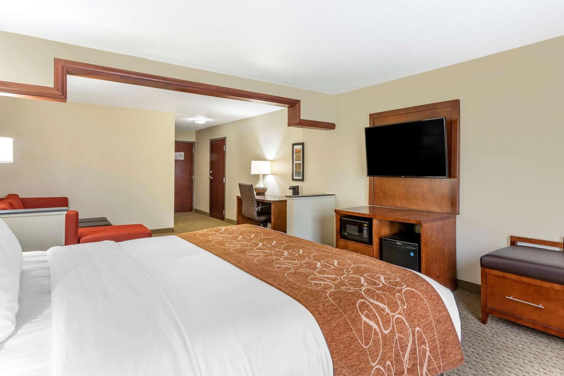 Comfort Suites Grand Rapids North photo 9