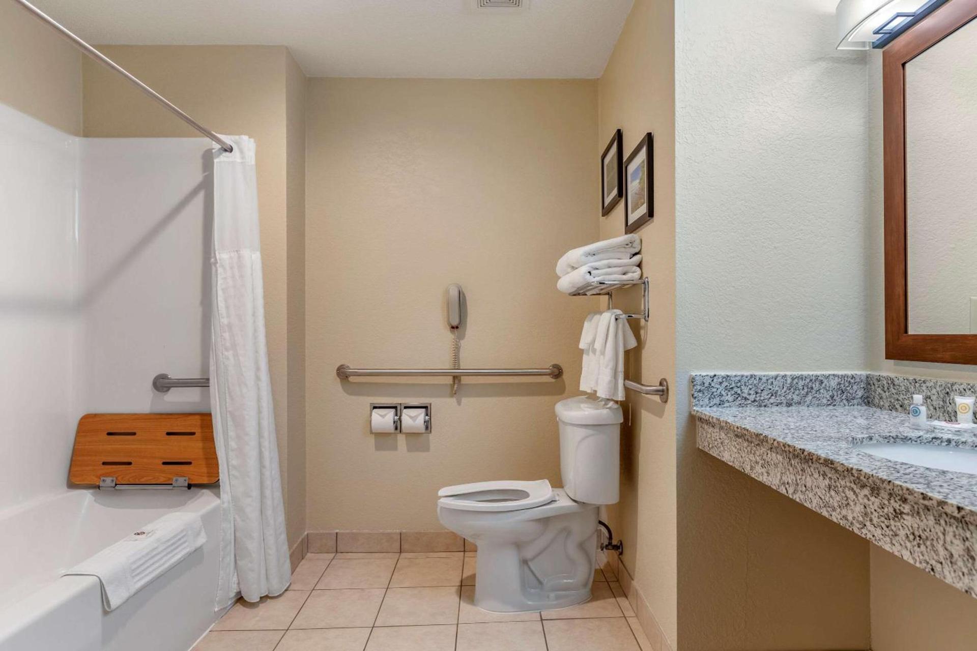Comfort Suites Grand Rapids North photo 10