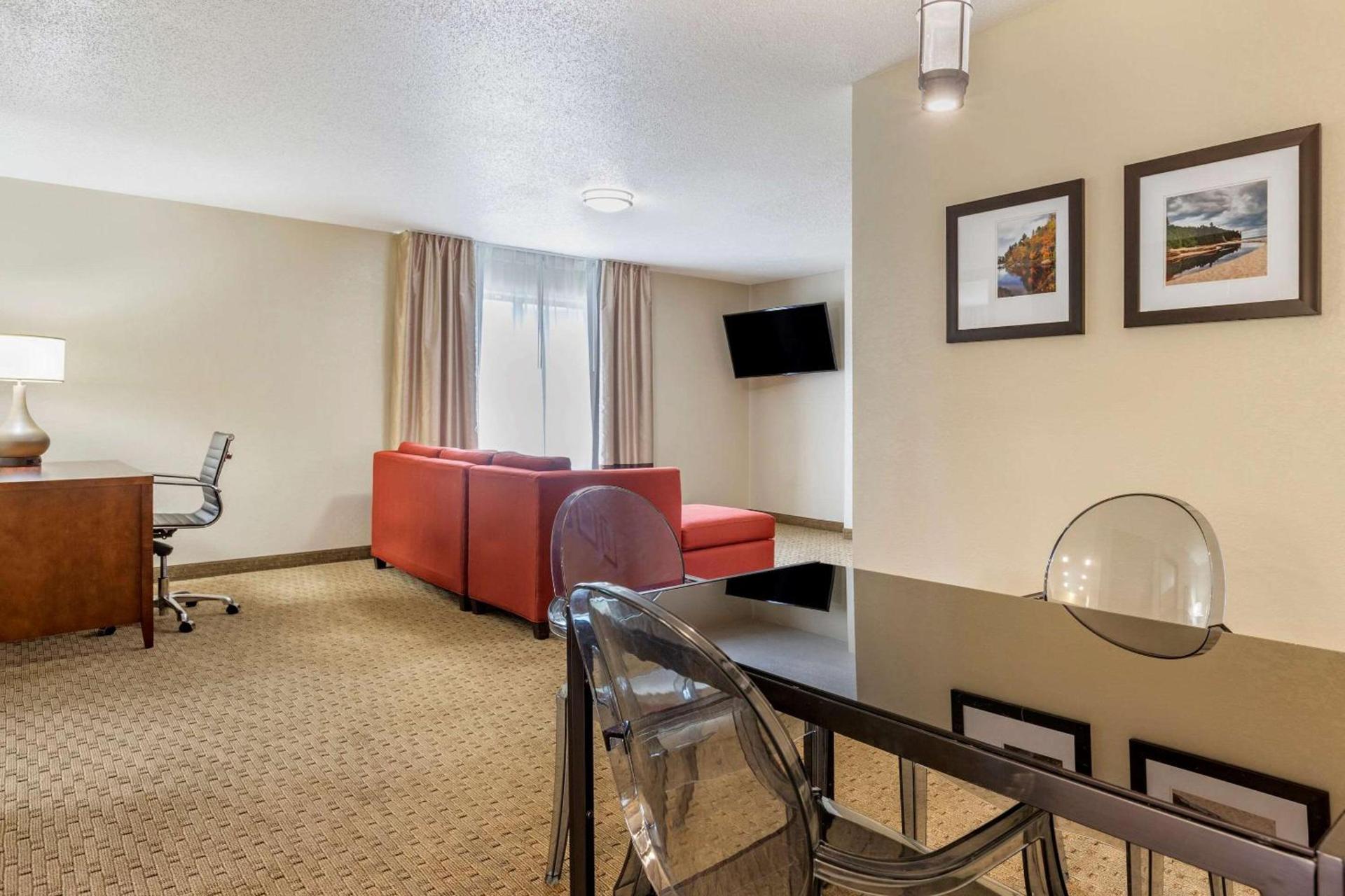 Comfort Suites Grand Rapids North photo 21