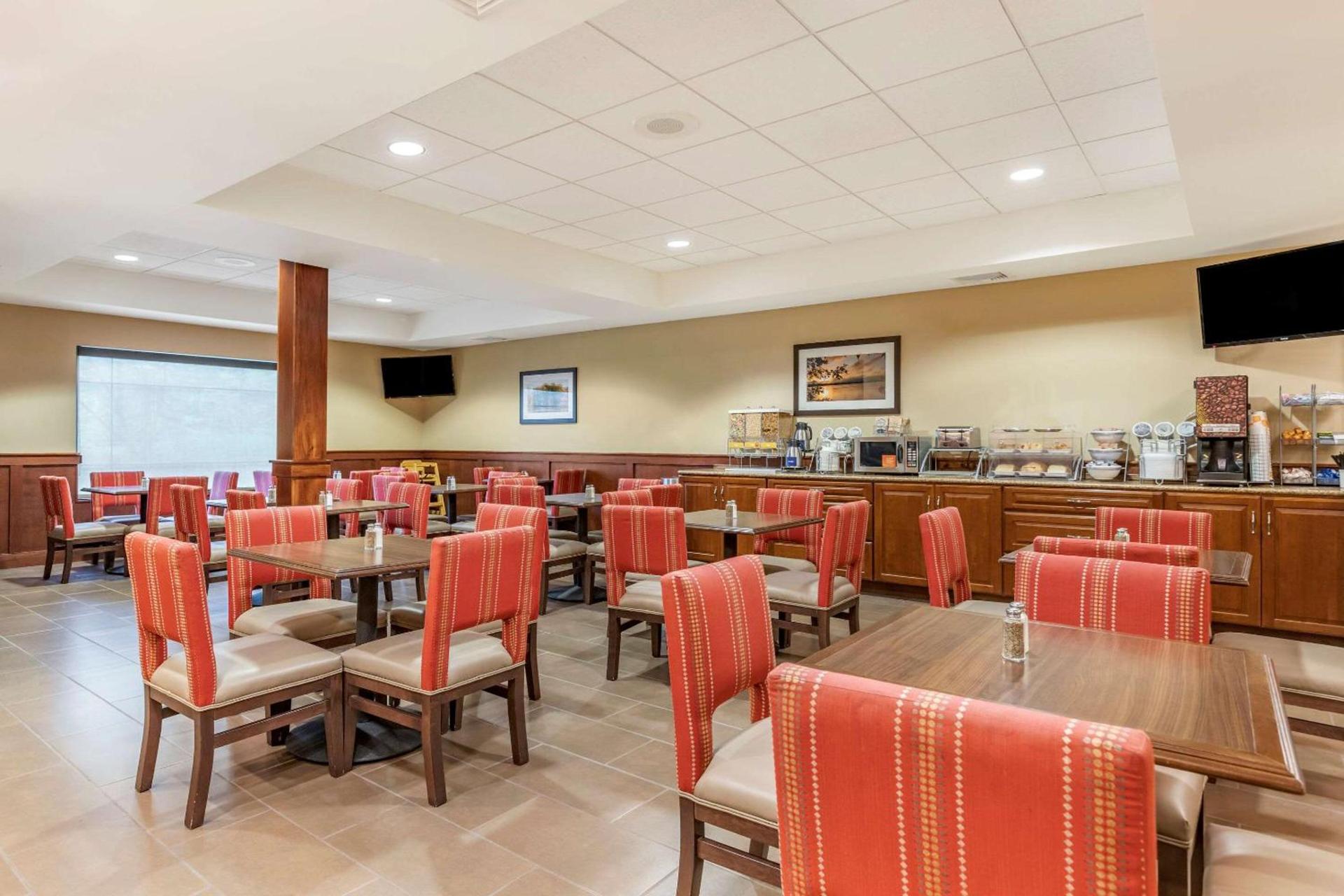 Comfort Suites Grand Rapids North photo 35