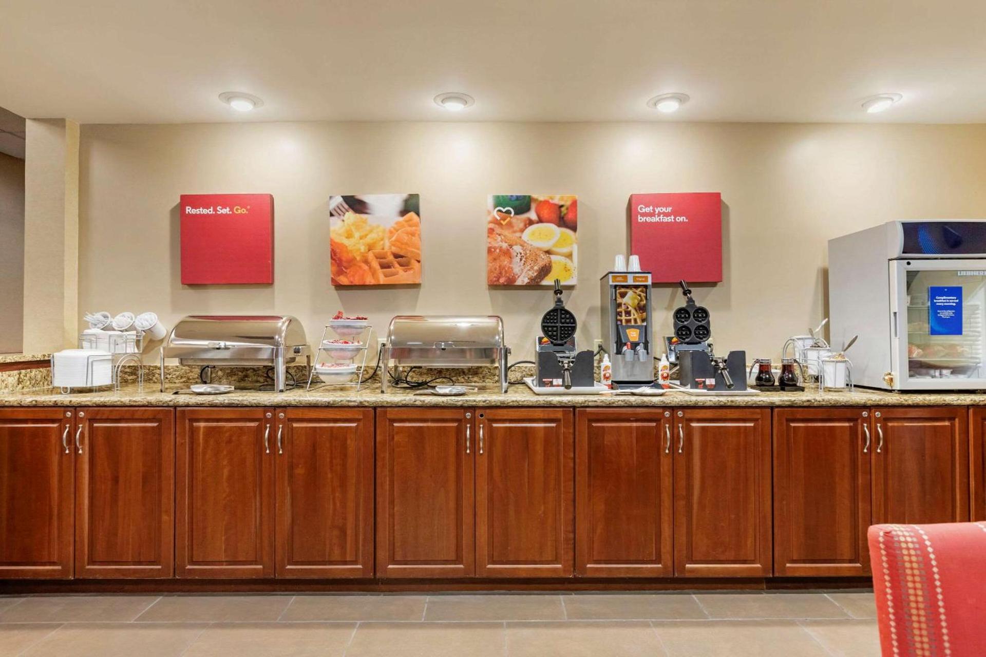 Comfort Suites Grand Rapids North photo 36