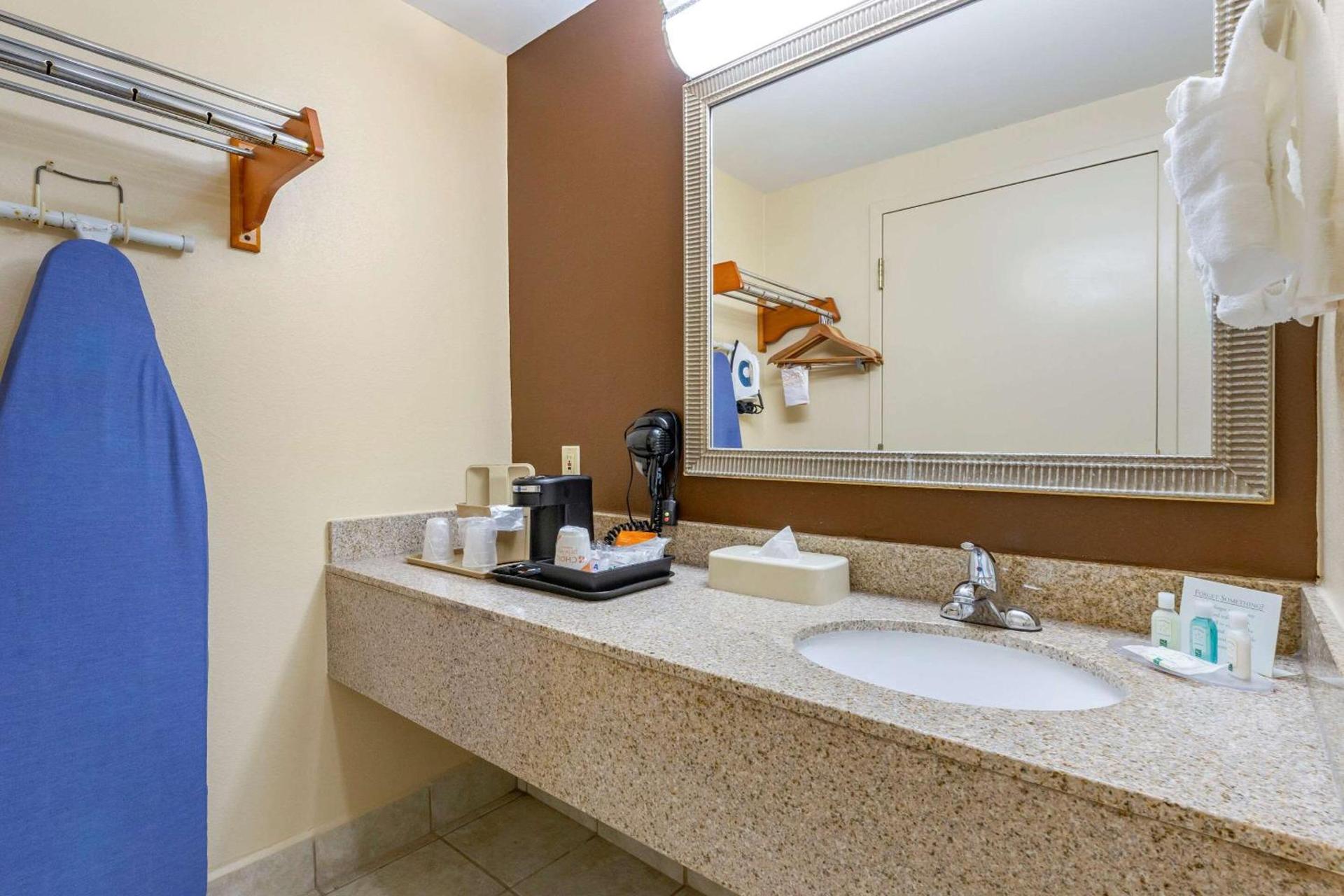 Quality Inn & Suites Hanes Mall photo 11