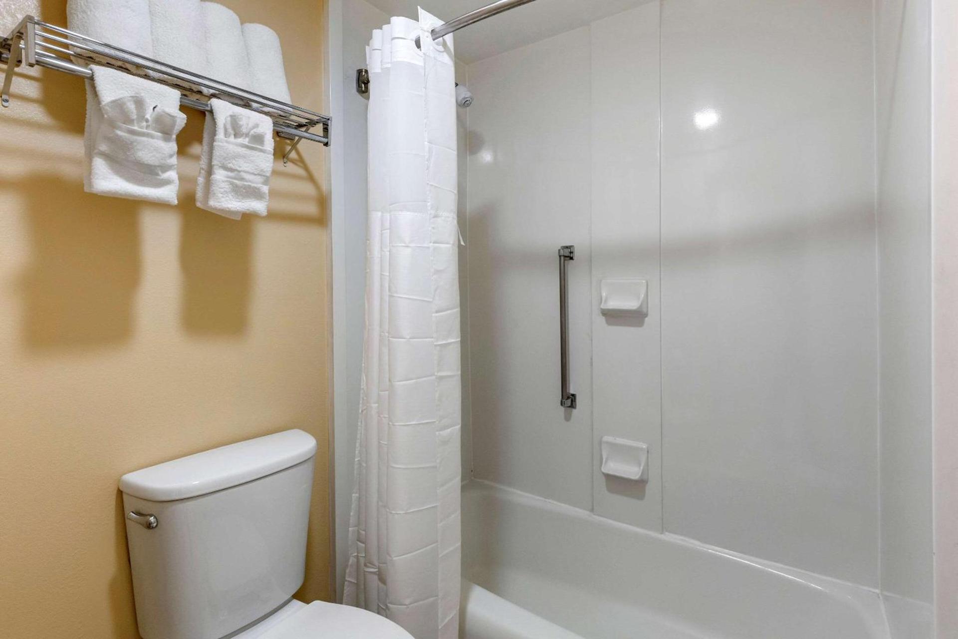 Quality Inn & Suites Hanes Mall photo 12
