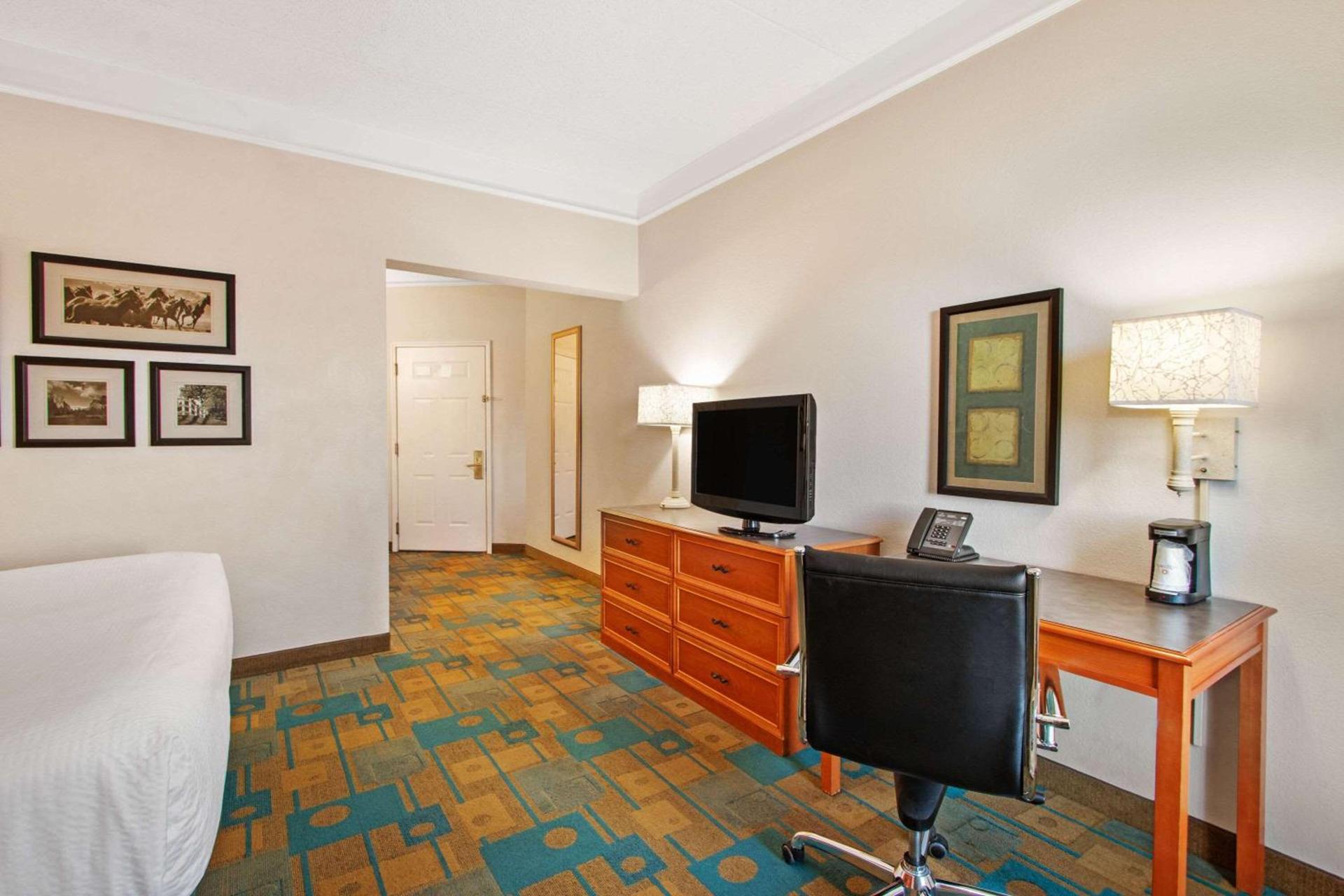 La Quinta by Wyndham Albuquerque West photo 3