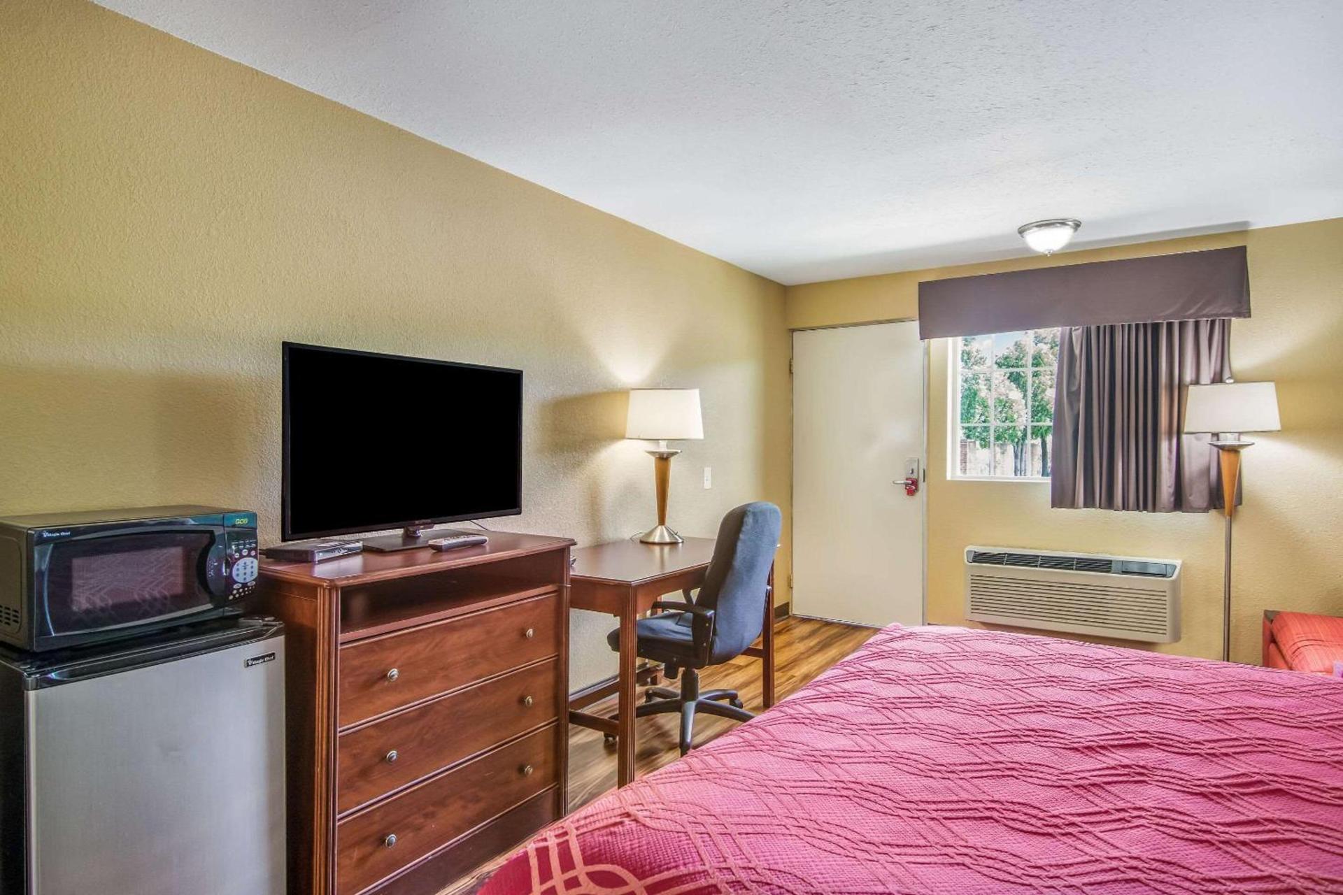 Econo Lodge Hotel Bradford photo 11