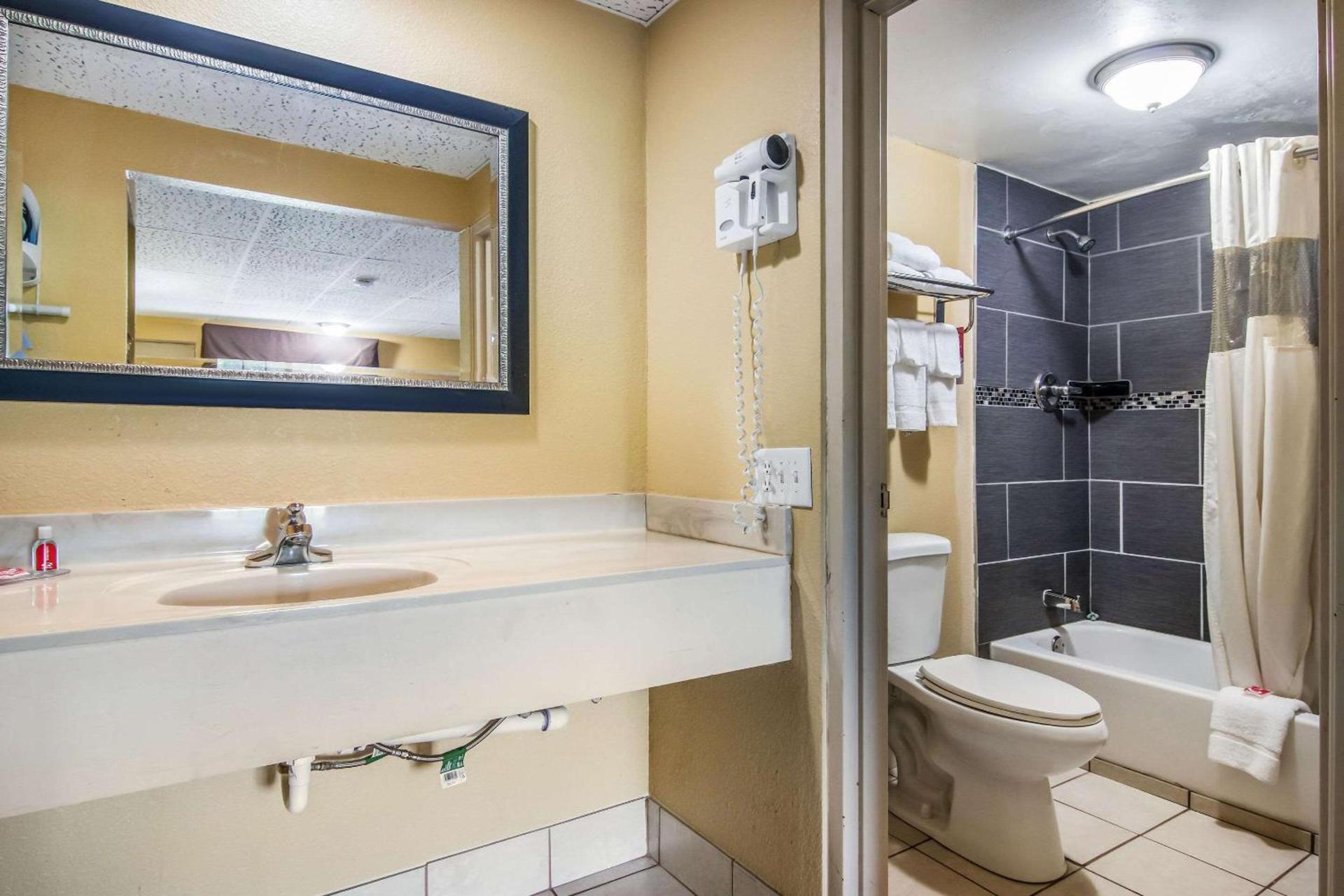 Econo Lodge Hotel Bradford photo 17
