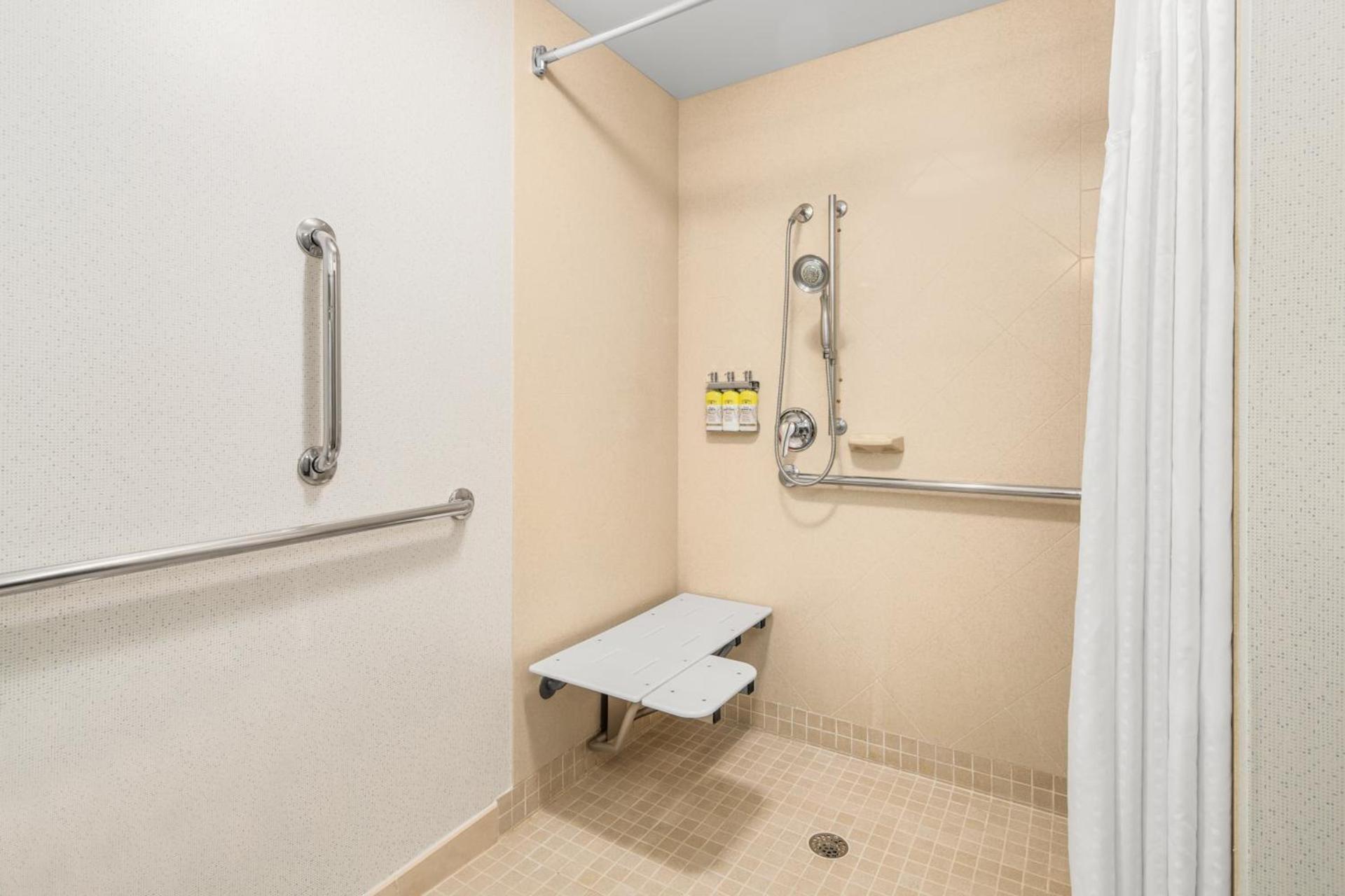 Holiday Inn Express & Suites Wilmington-Newark by IHG photo 4