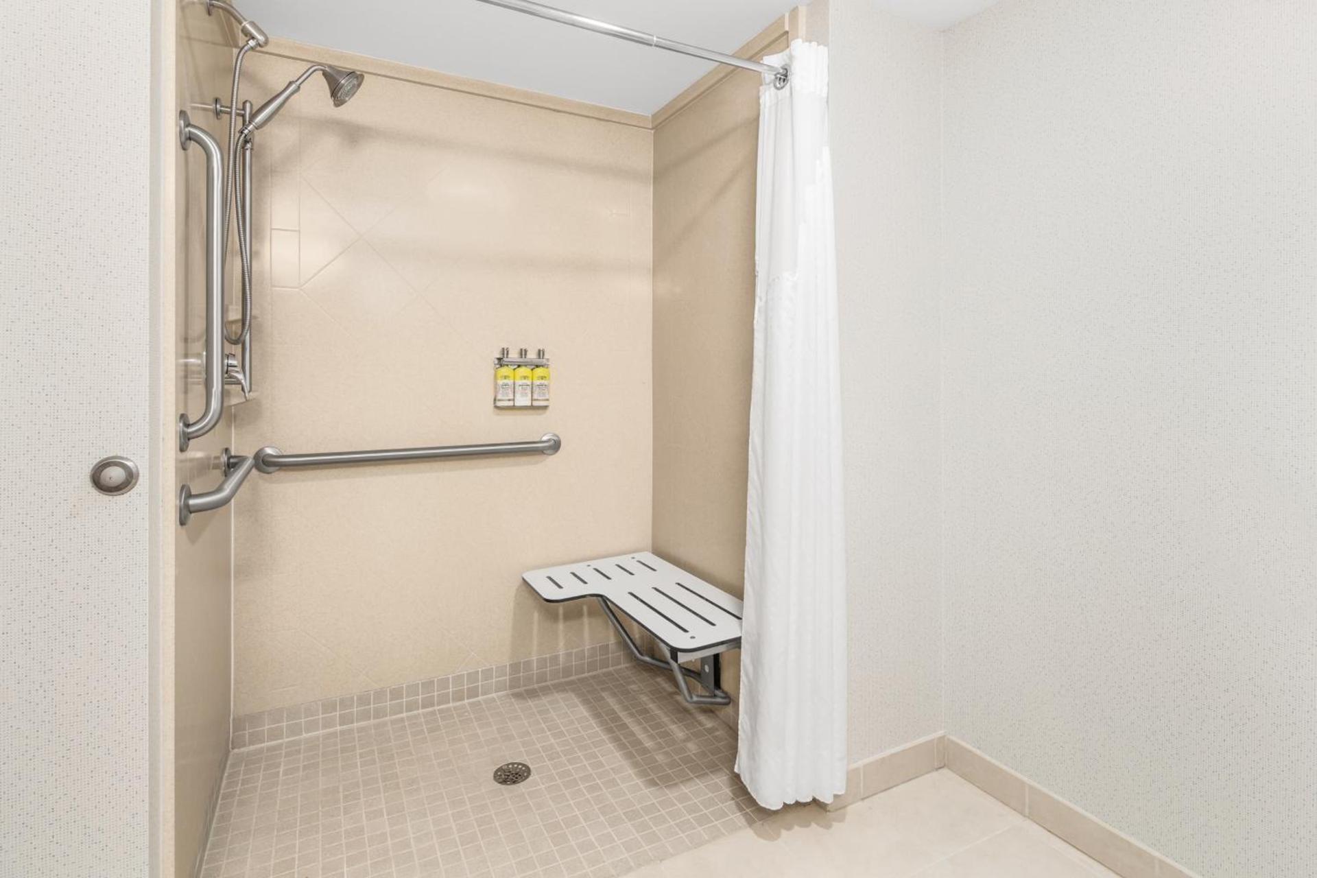 Holiday Inn Express & Suites Wilmington-Newark by IHG photo 3