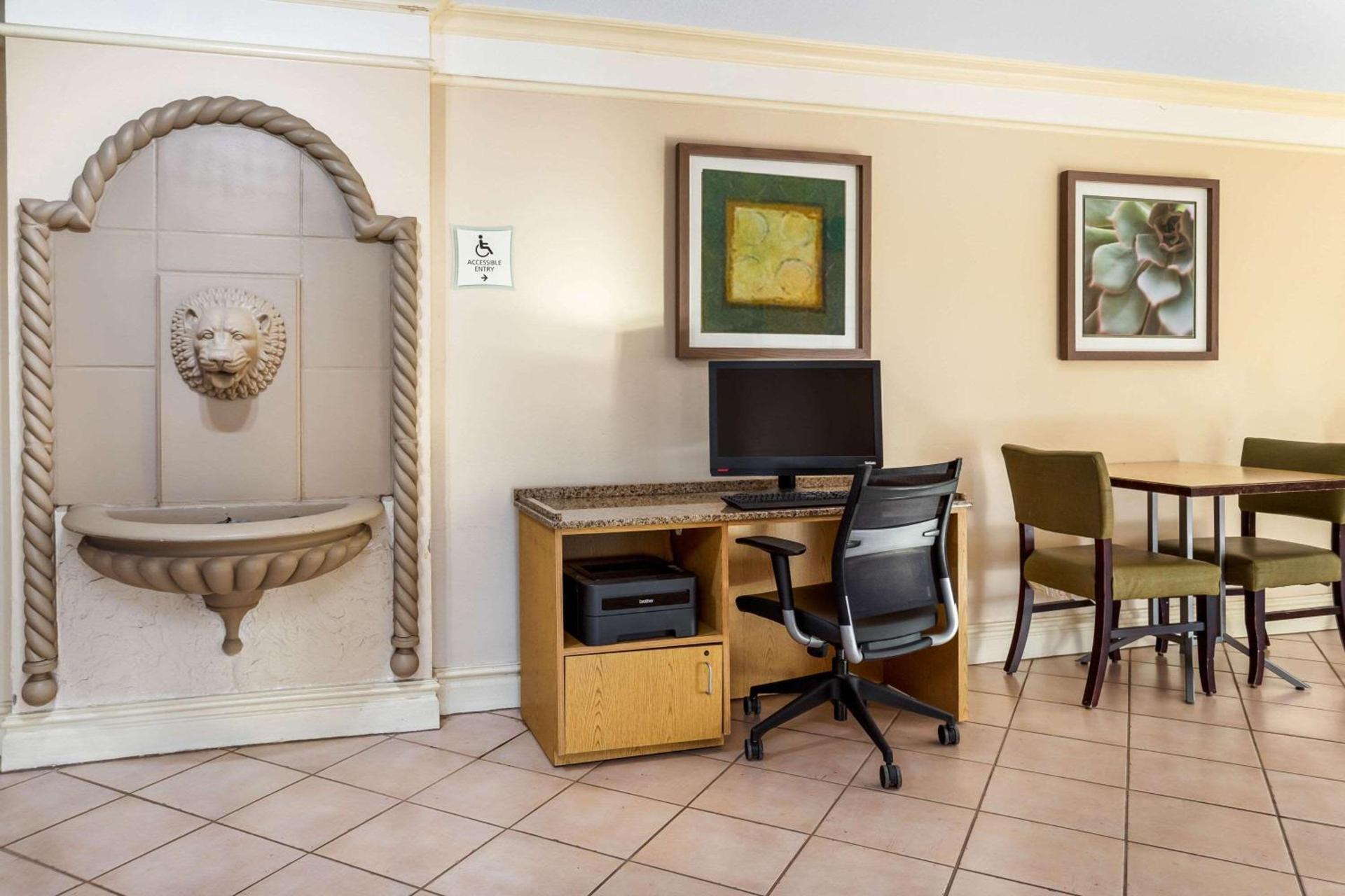 La Quinta Inn Tampa Airport Stadium Westshore photo 28