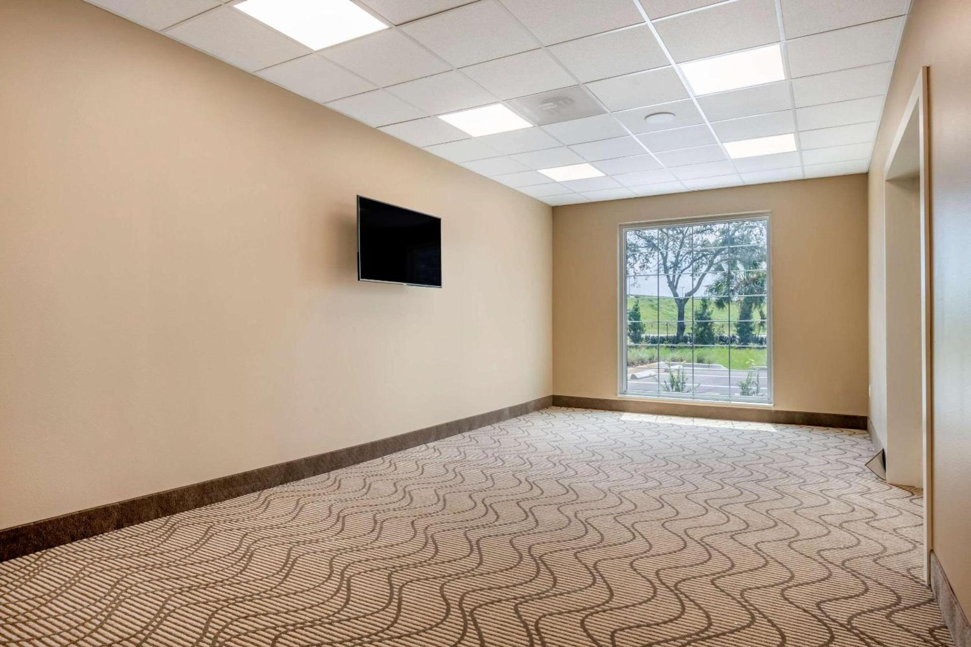 Comfort Suites Daytona Beach-Speedway photo 24