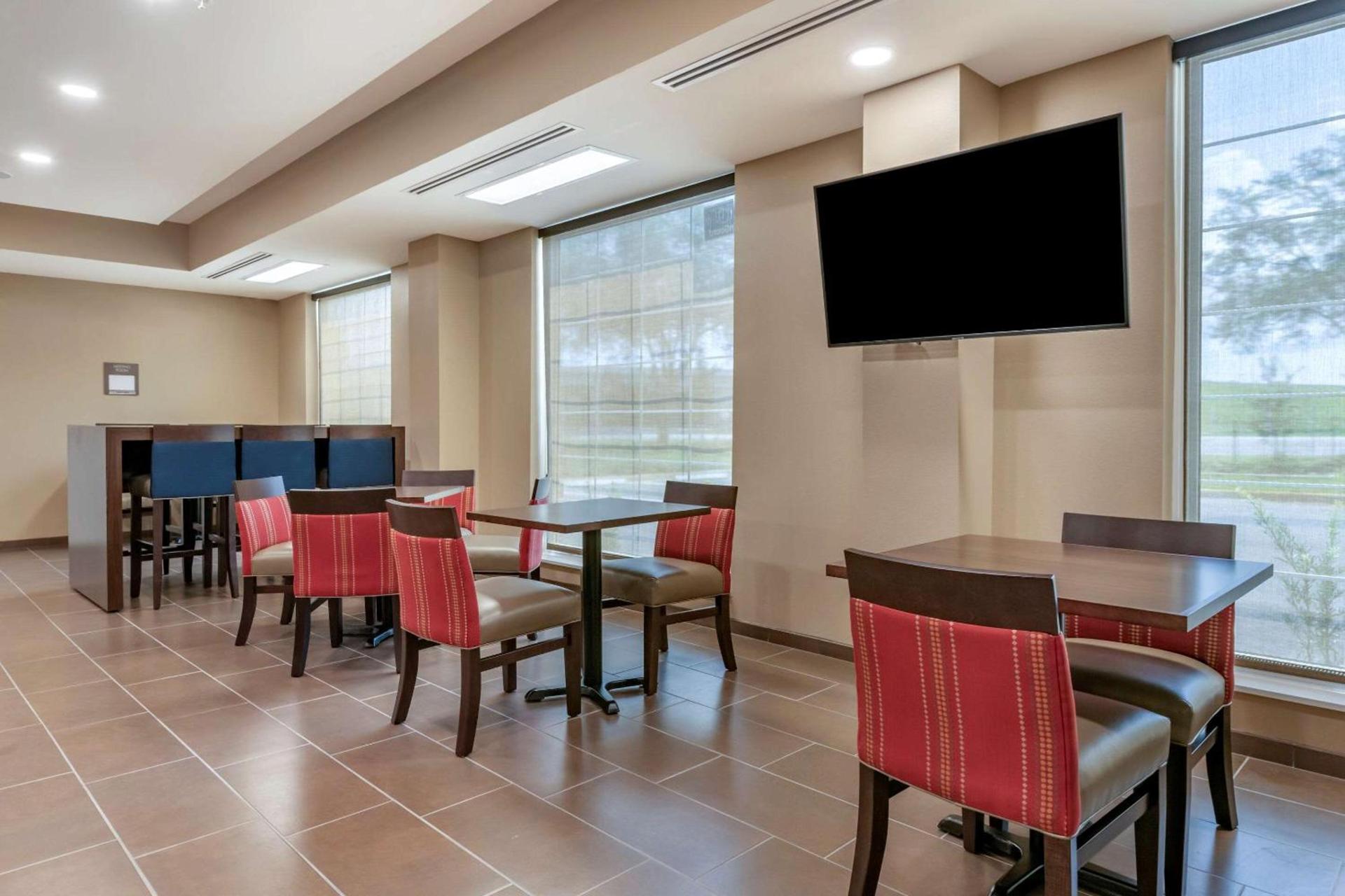 Comfort Suites Daytona Beach-Speedway photo 25