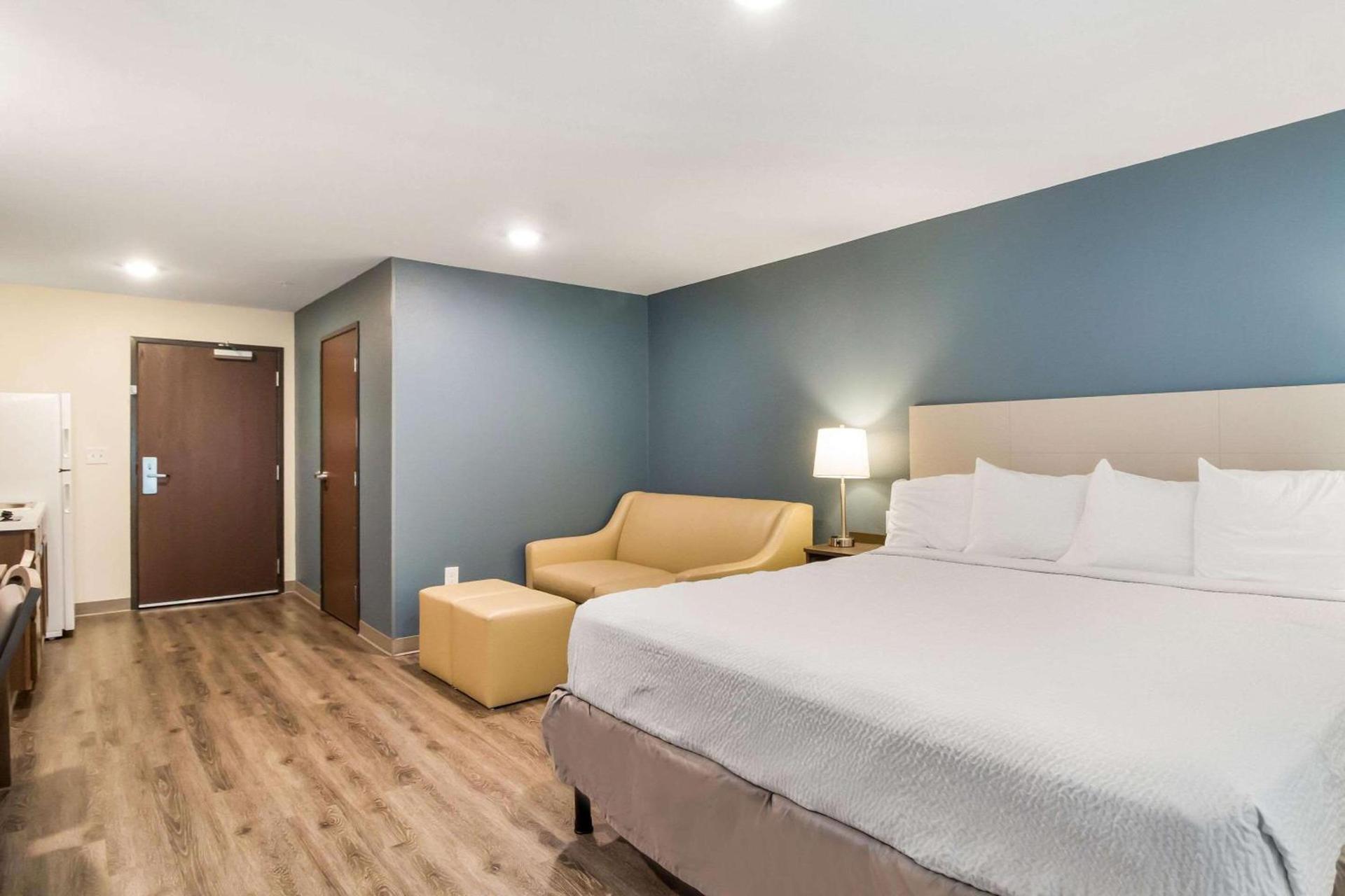 WoodSpring Suites Lake Jackson photo 12
