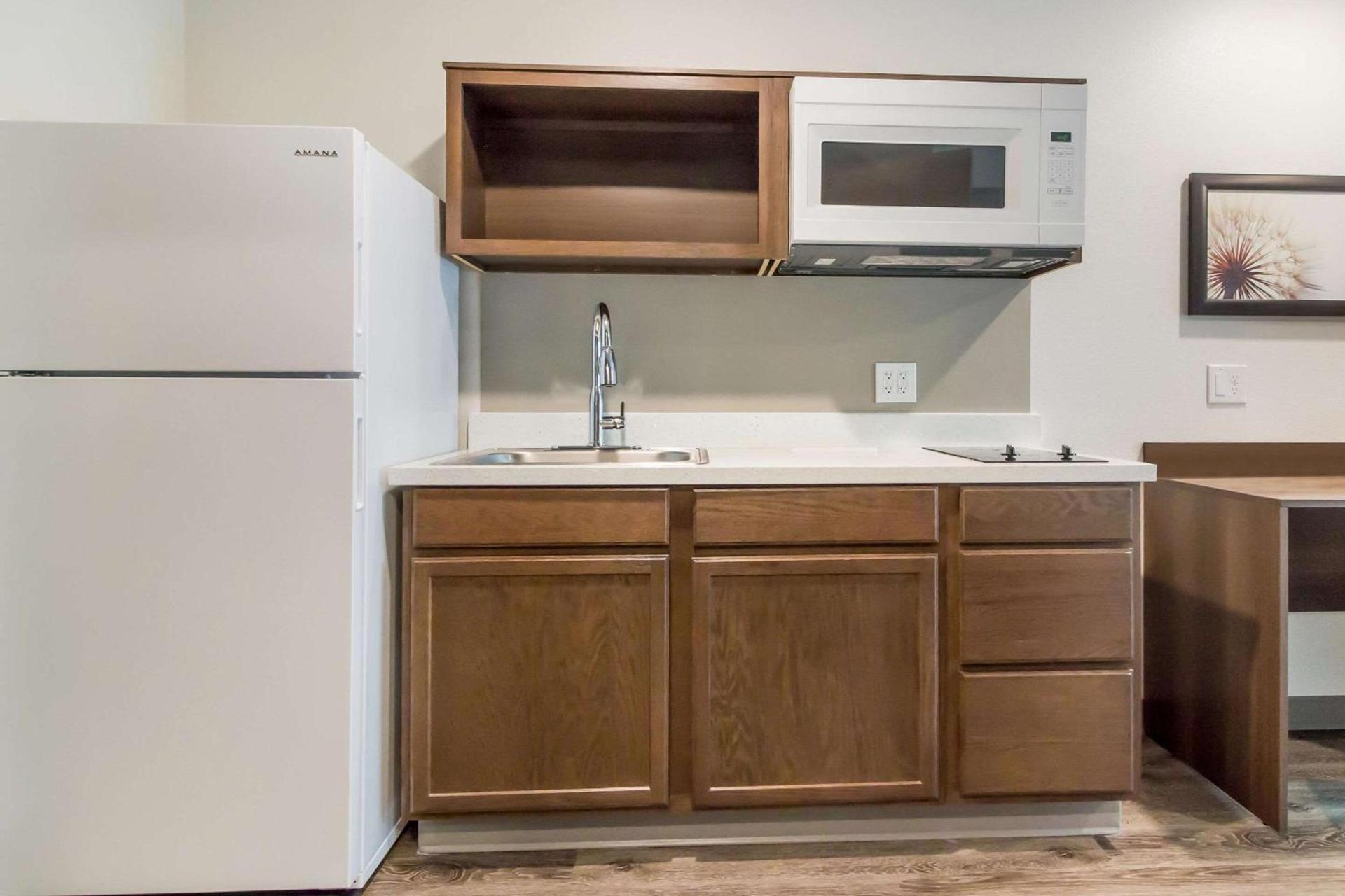 WoodSpring Suites Lake Jackson photo 18