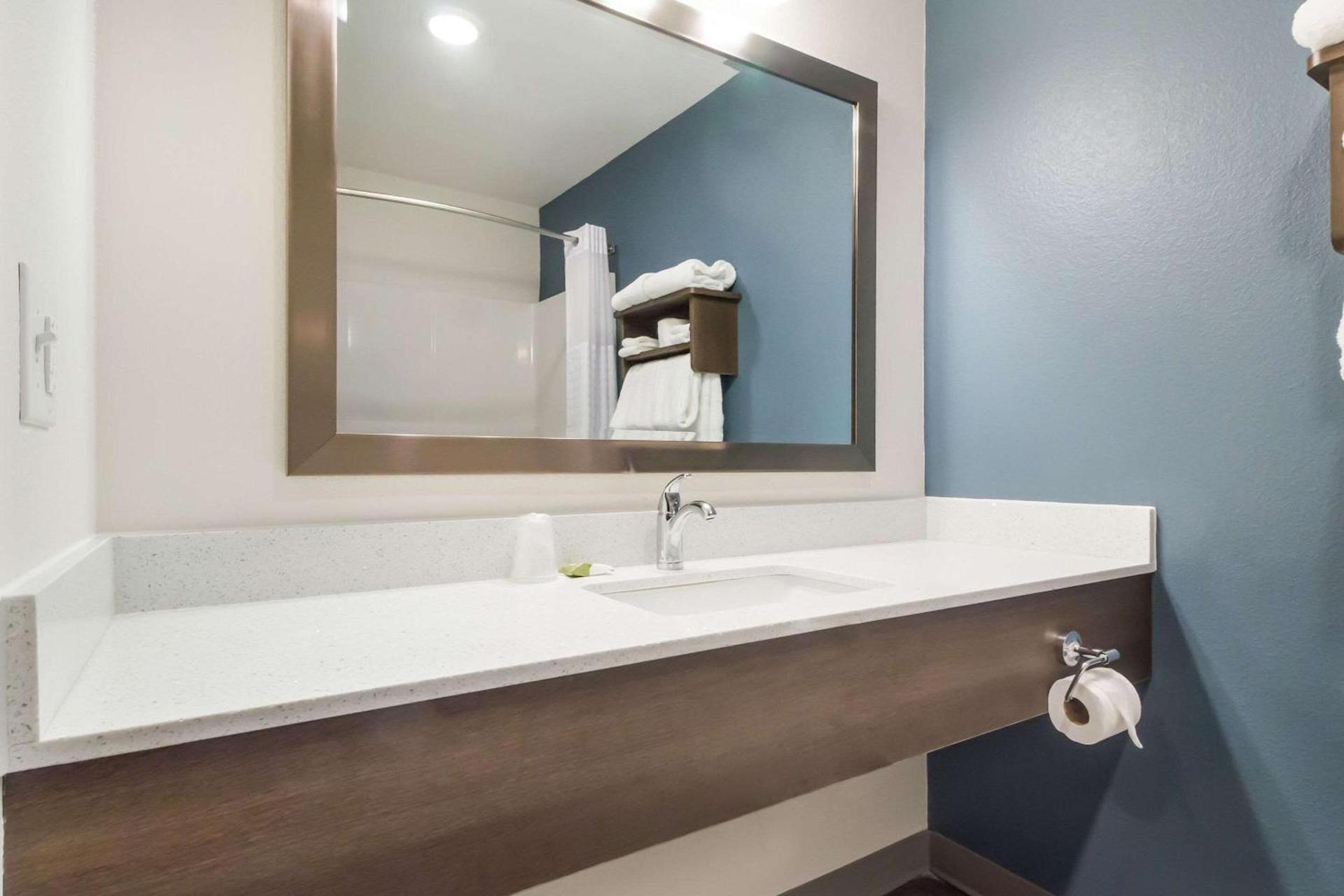 WoodSpring Suites Lake Jackson photo 19