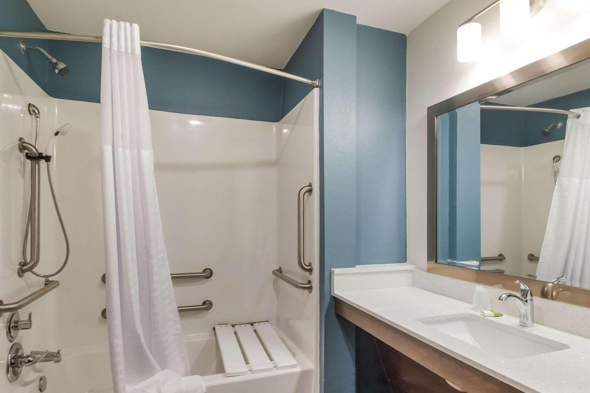 WoodSpring Suites Lake Jackson photo 21