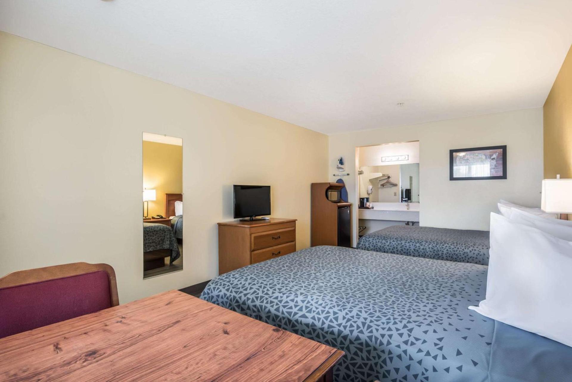 Econo Lodge Inn & Suites Lodi - Wine Country Area photo 11