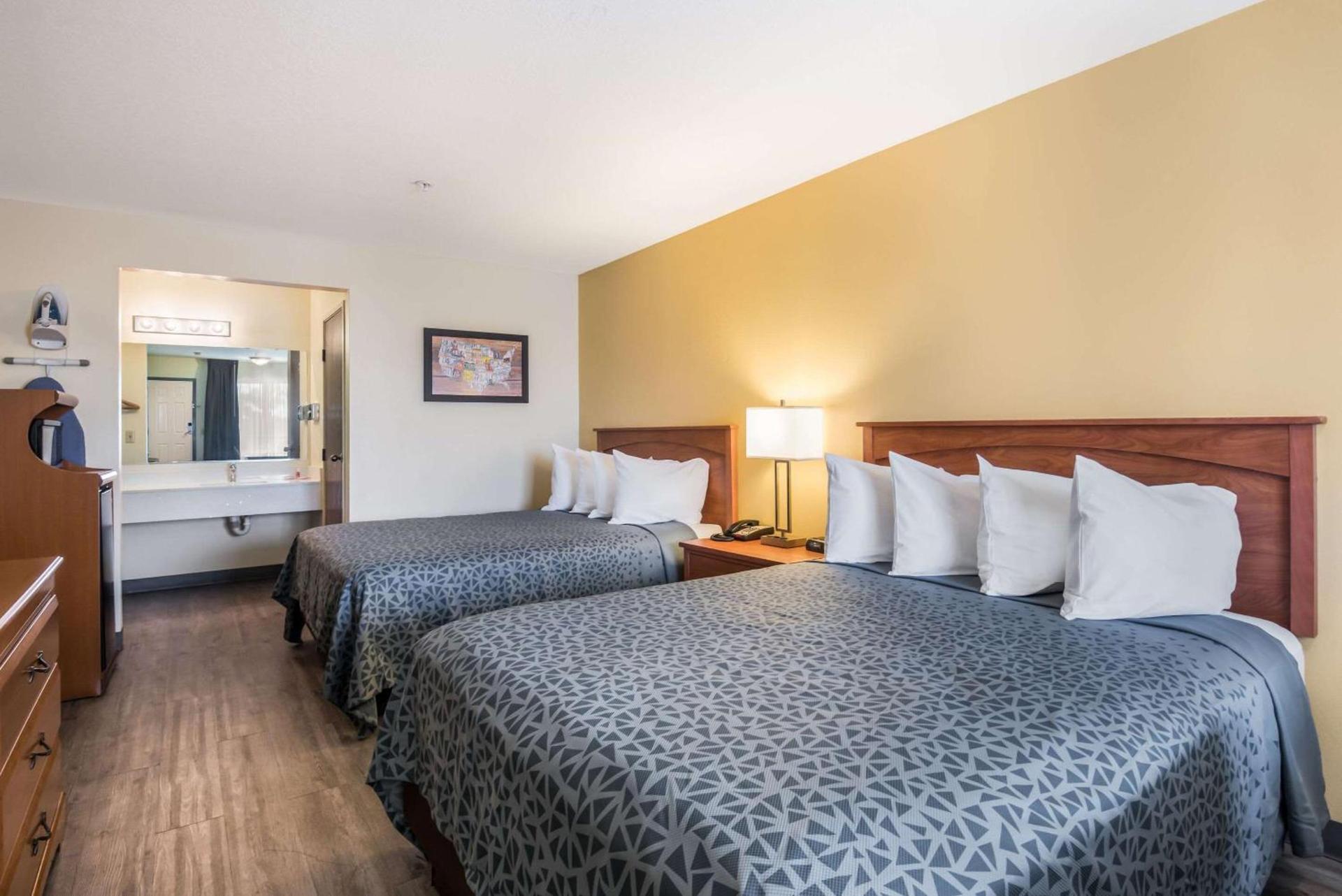Econo Lodge Inn & Suites Lodi - Wine Country Area photo 12
