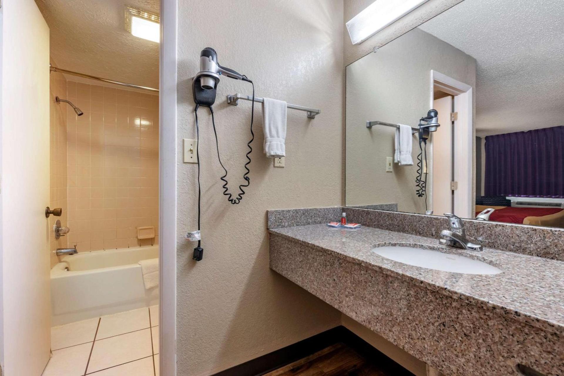 Econo Lodge Sebring photo 7