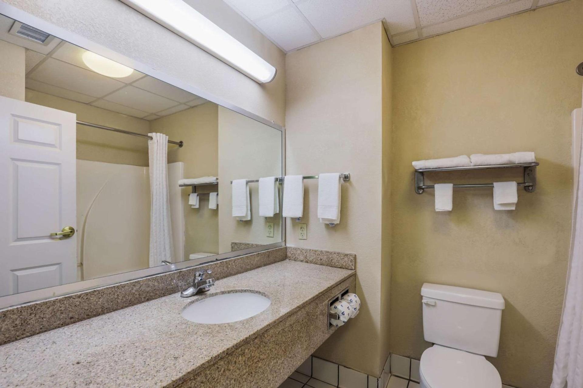 Econo Lodge Inn & Suites Marianna South photo 19