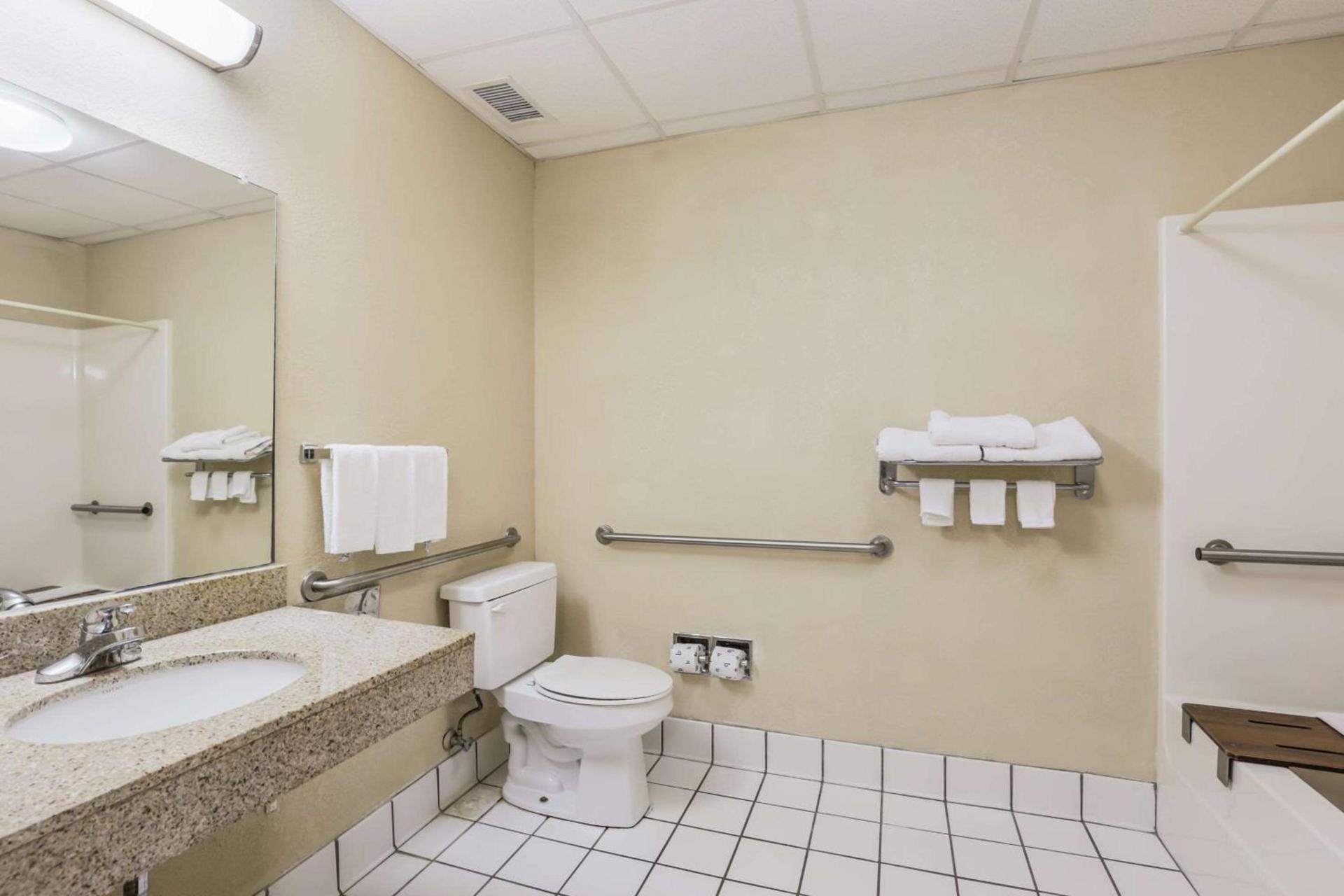 Econo Lodge Inn & Suites Marianna South photo 20