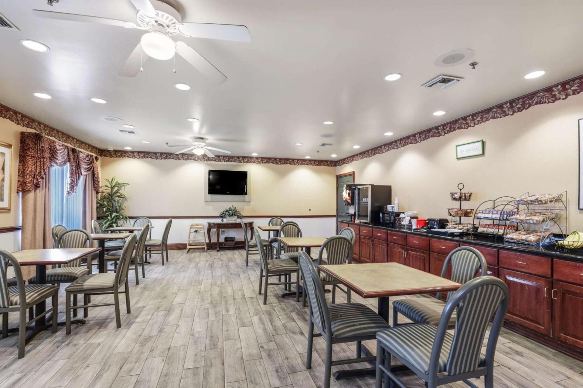 Econo Lodge Inn & Suites Marianna South photo 23