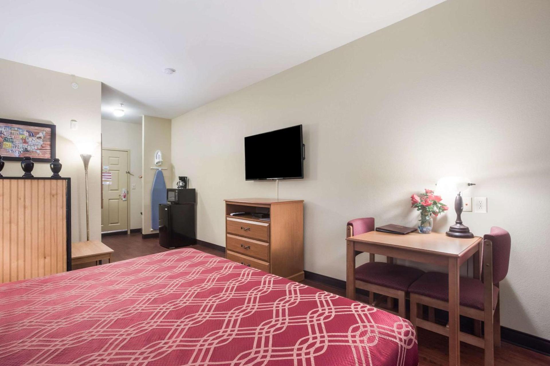 Econo Lodge Inn & Suites Rockmart photo 21