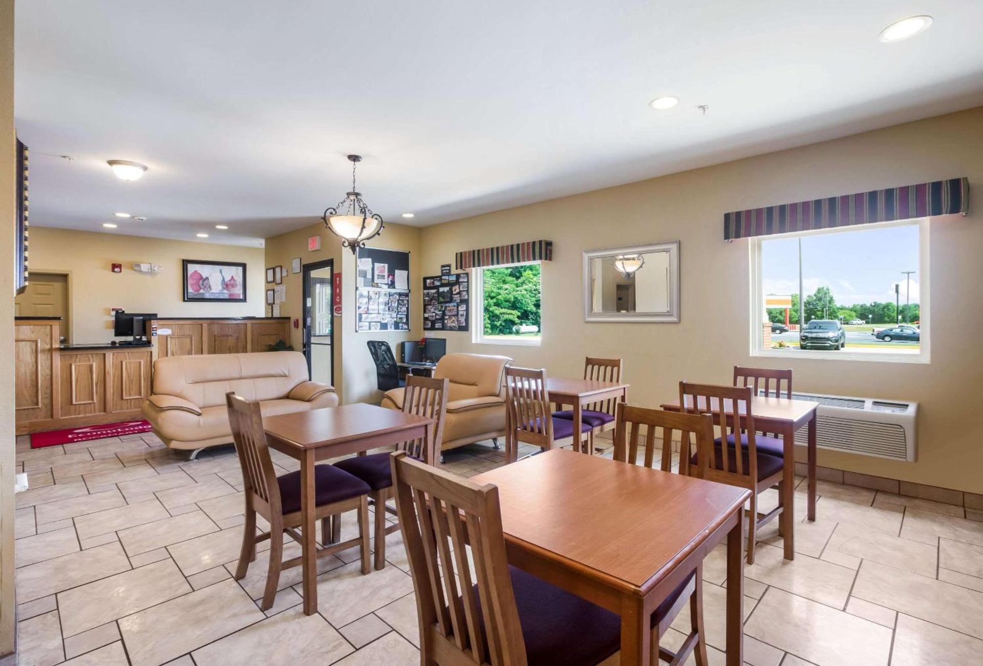 Econo Lodge Inn & Suites Rockmart photo 25