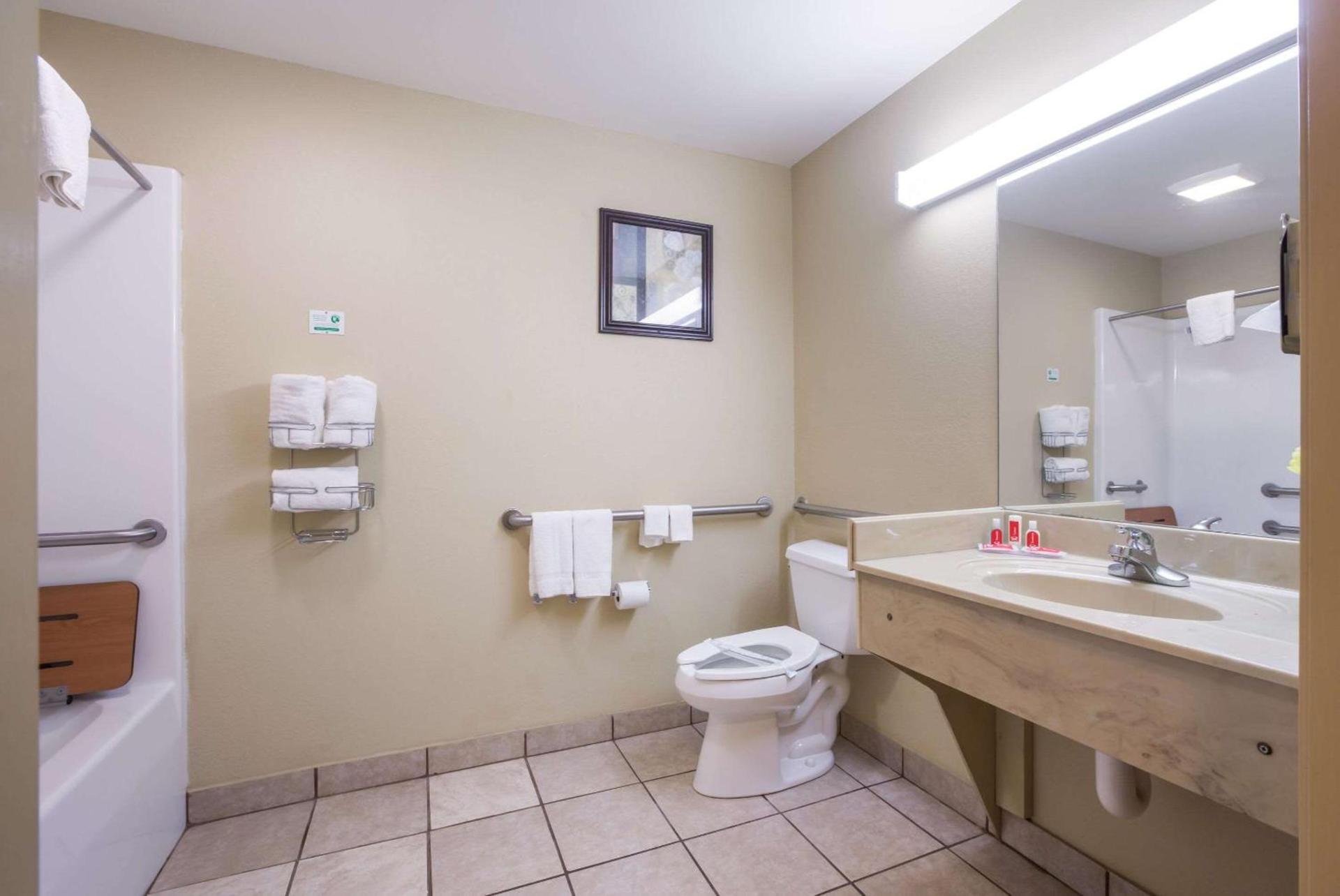 Econo Lodge Inn & Suites Rockmart photo 27