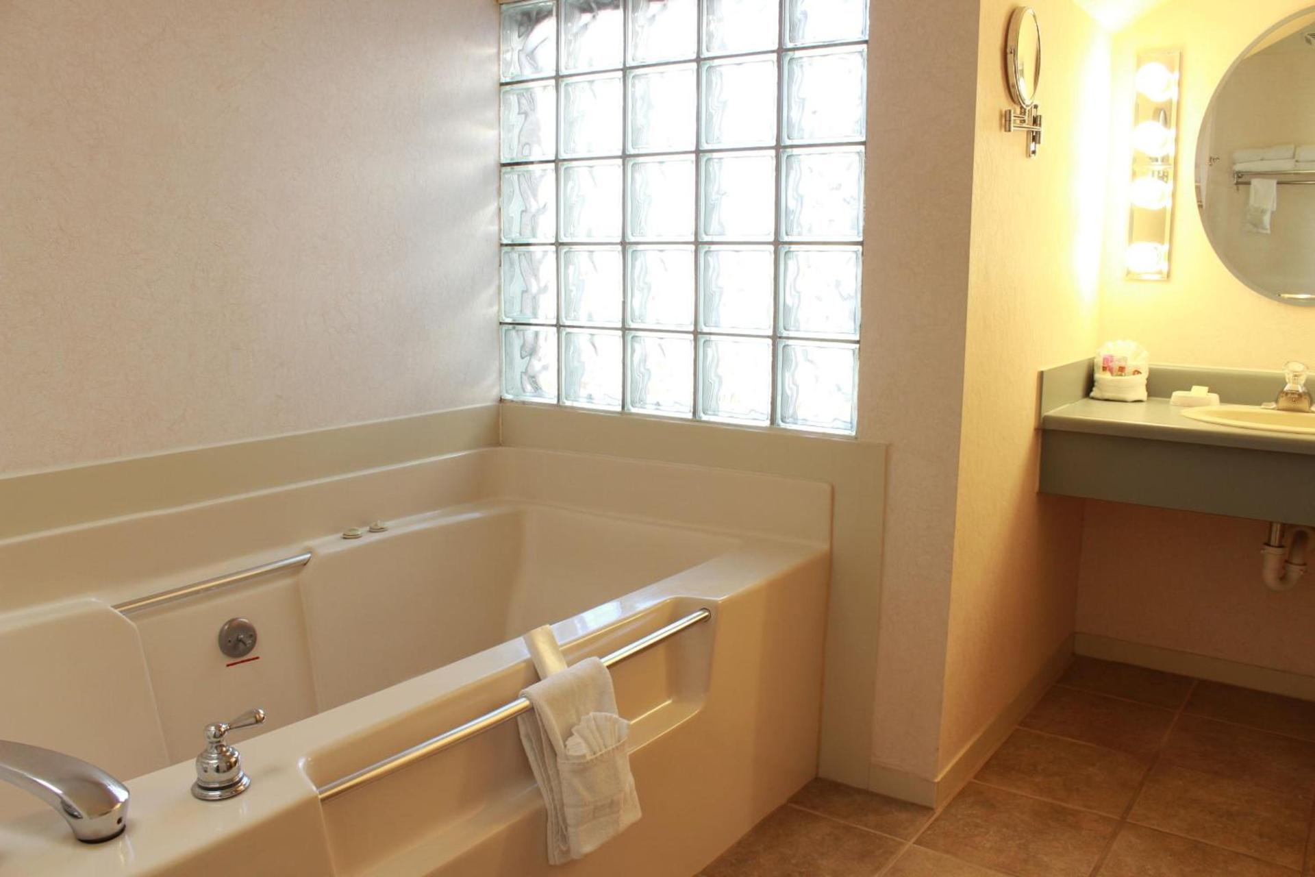 Red Arrow Inn & Suites, a Travelodge by Wyndham photo 8