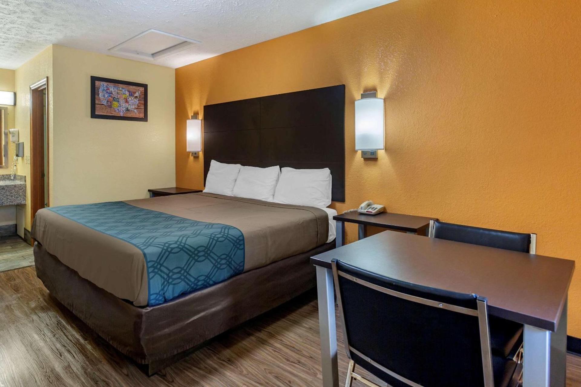Econo Lodge Nashville North photo 11