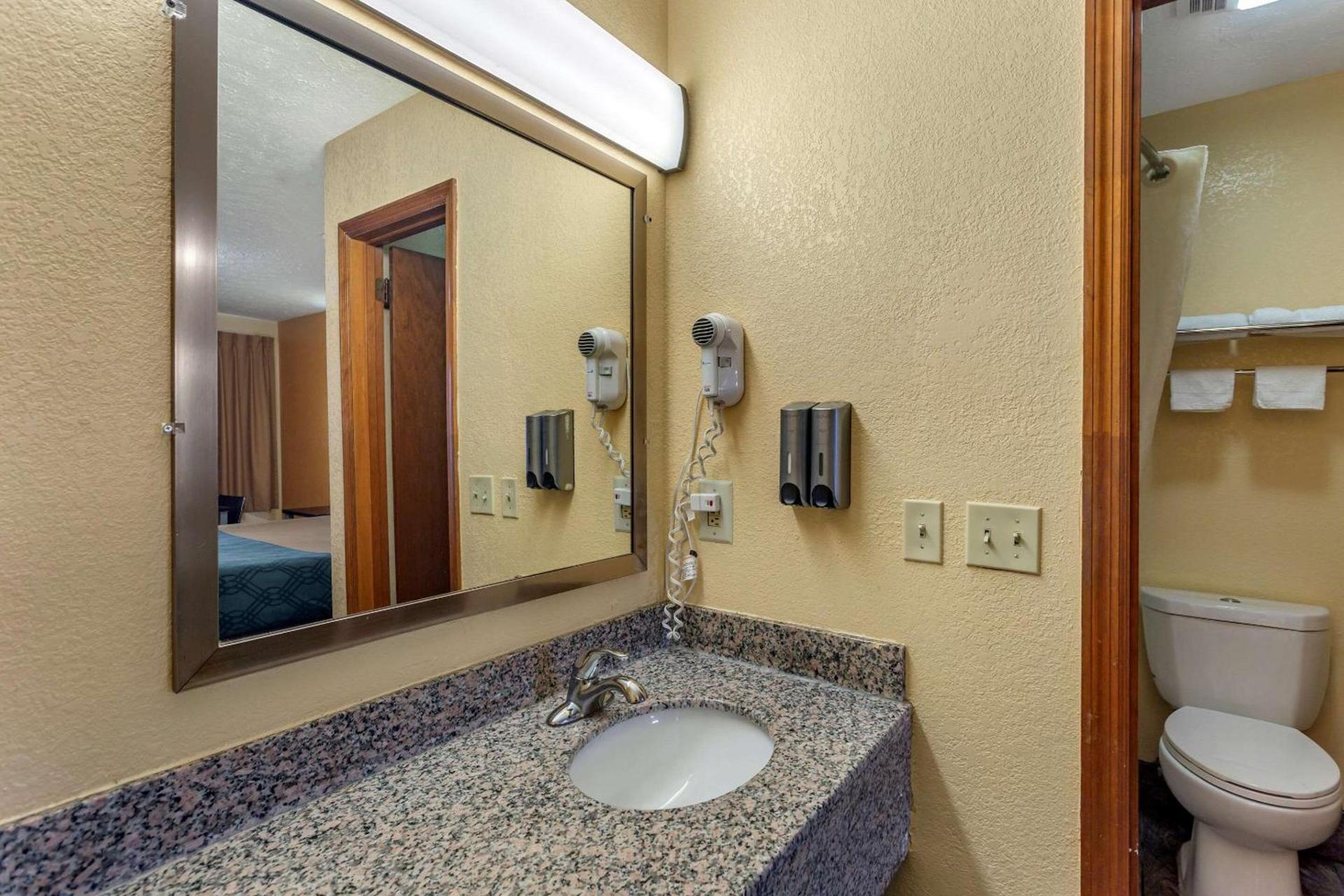 Econo Lodge Nashville North photo 15
