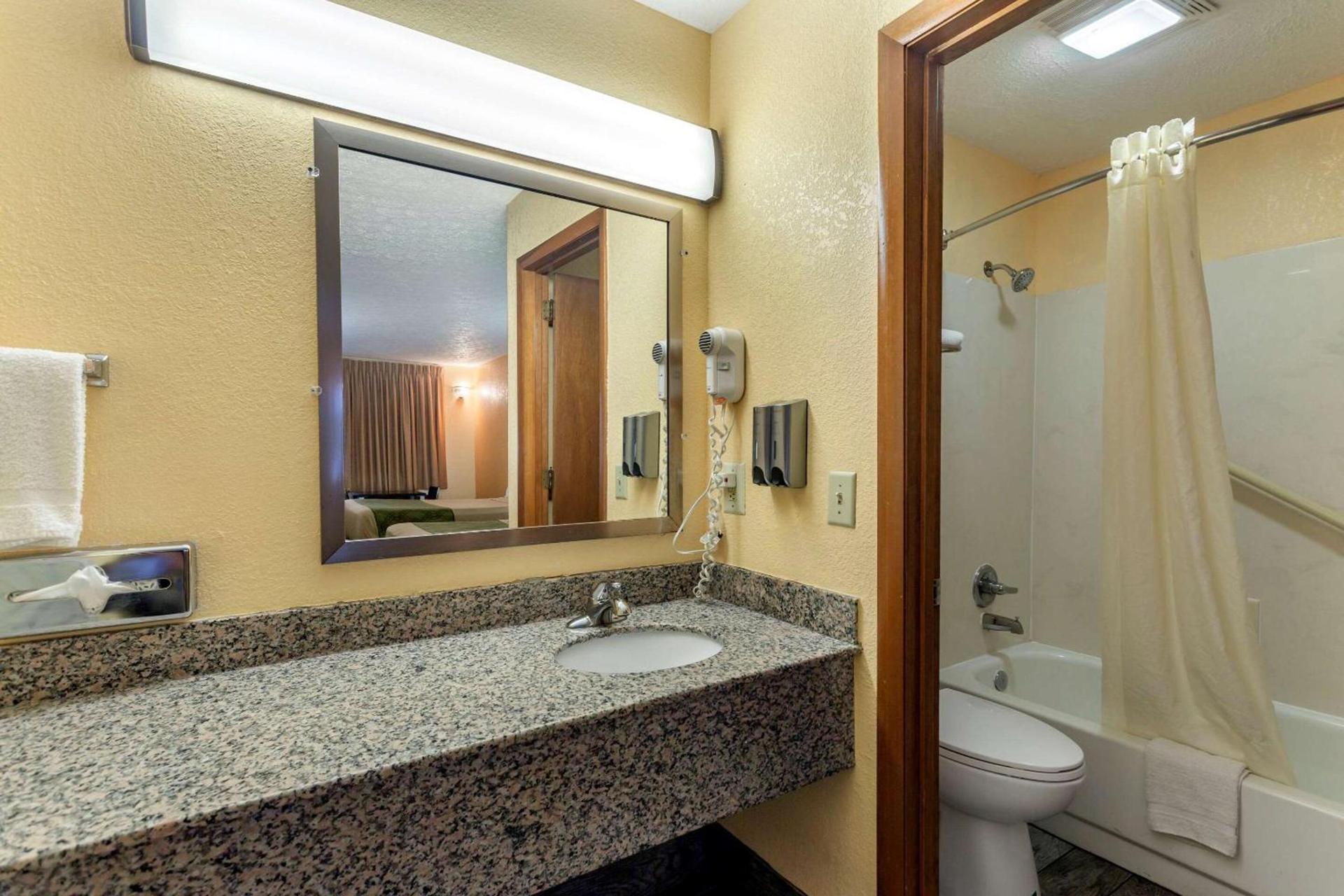 Econo Lodge Nashville North photo 19