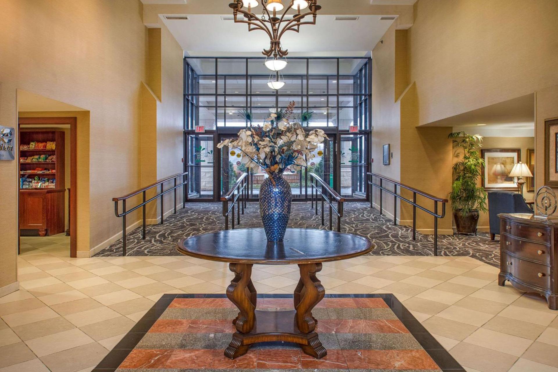 Clarion Collection Hotel Arlington Court Suites photo 2