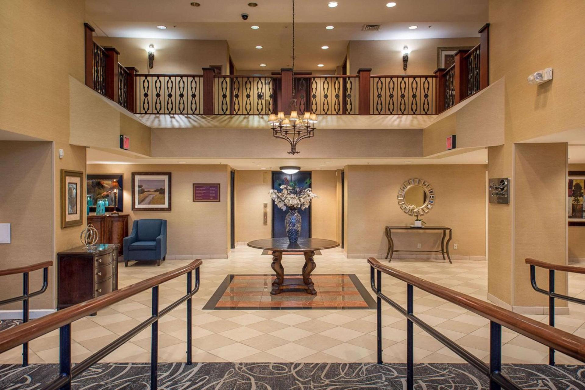 Clarion Collection Hotel Arlington Court Suites photo 5
