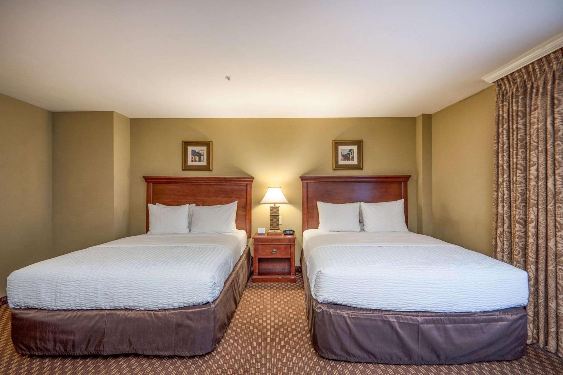 Clarion Collection Hotel Arlington Court Suites photo 7