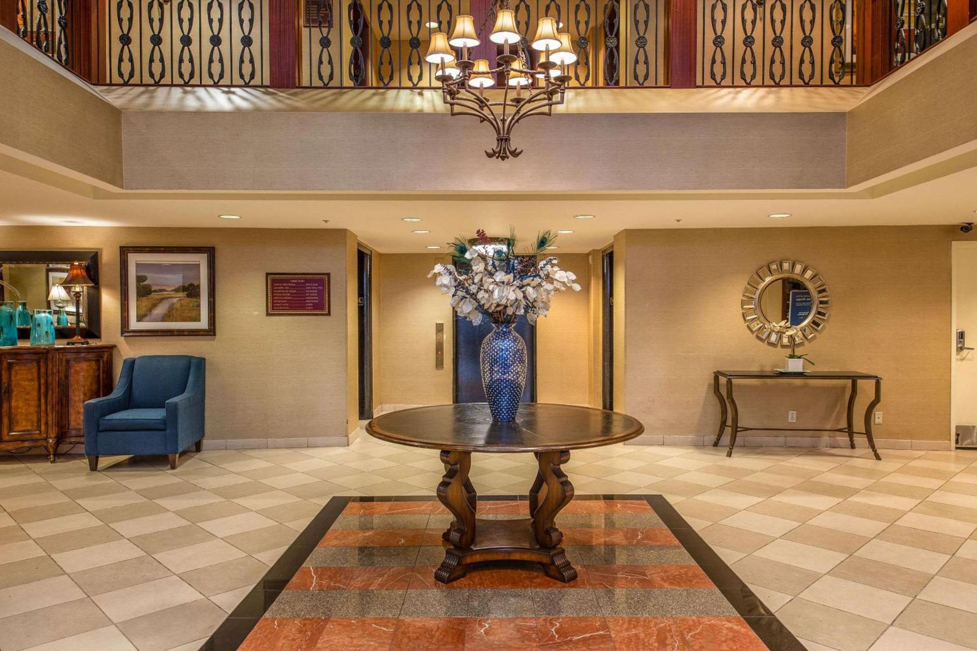 Clarion Collection Hotel Arlington Court Suites photo 6