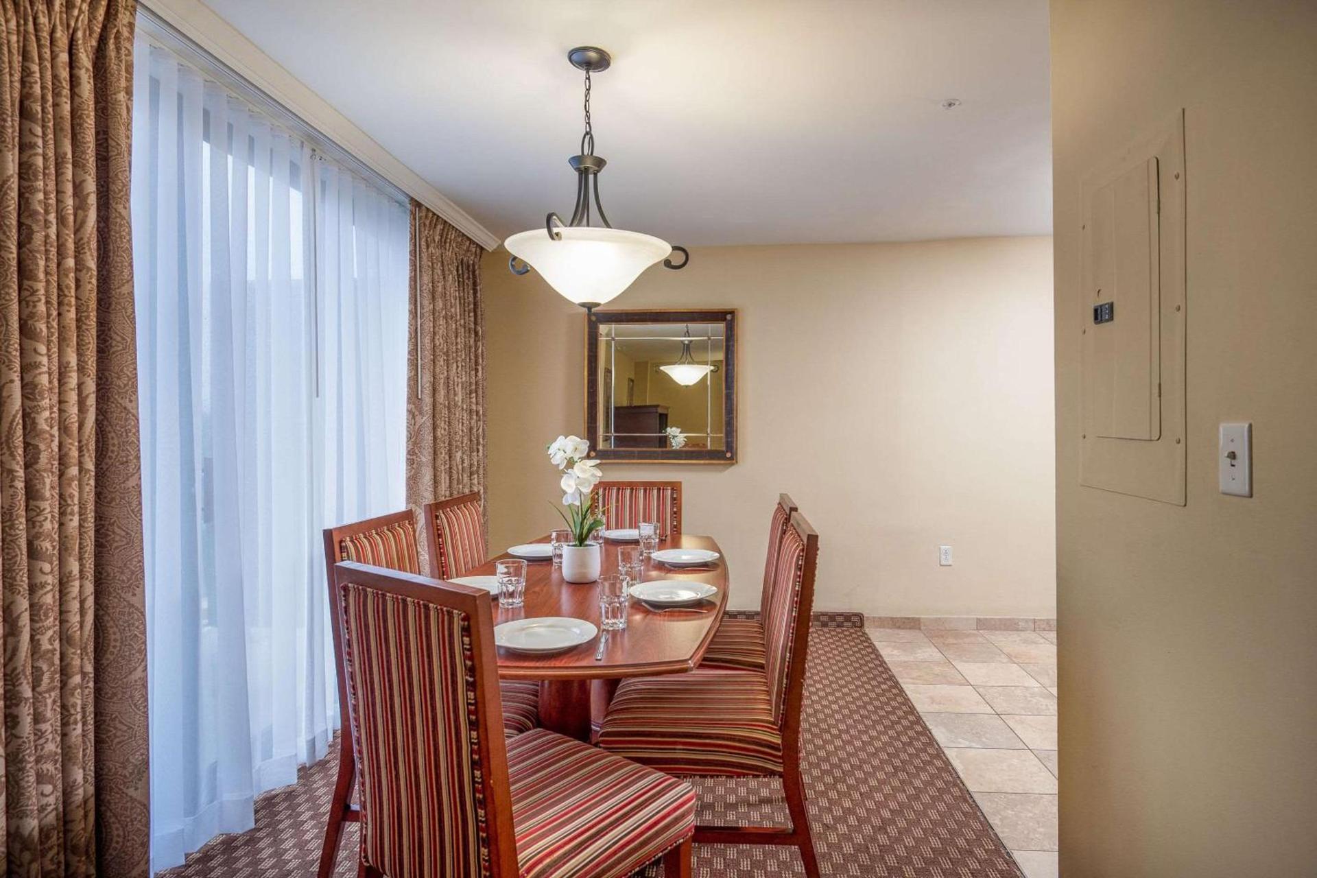 Clarion Collection Hotel Arlington Court Suites photo 8