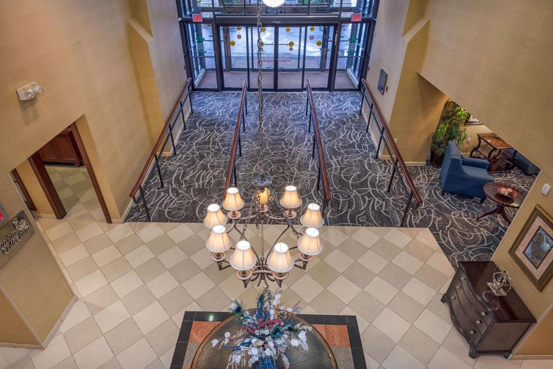 Clarion Collection Hotel Arlington Court Suites photo 4