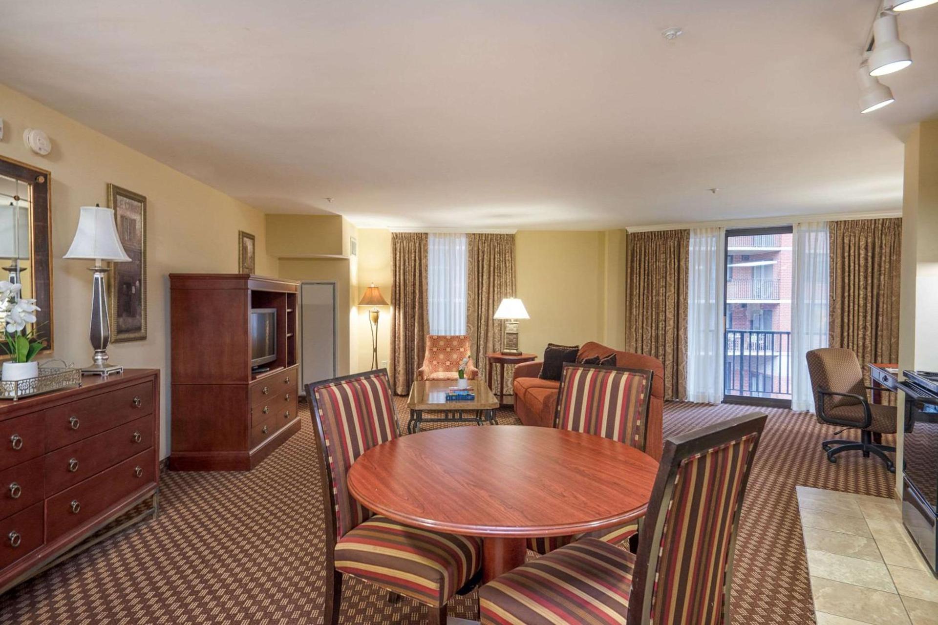 Clarion Collection Hotel Arlington Court Suites photo 14
