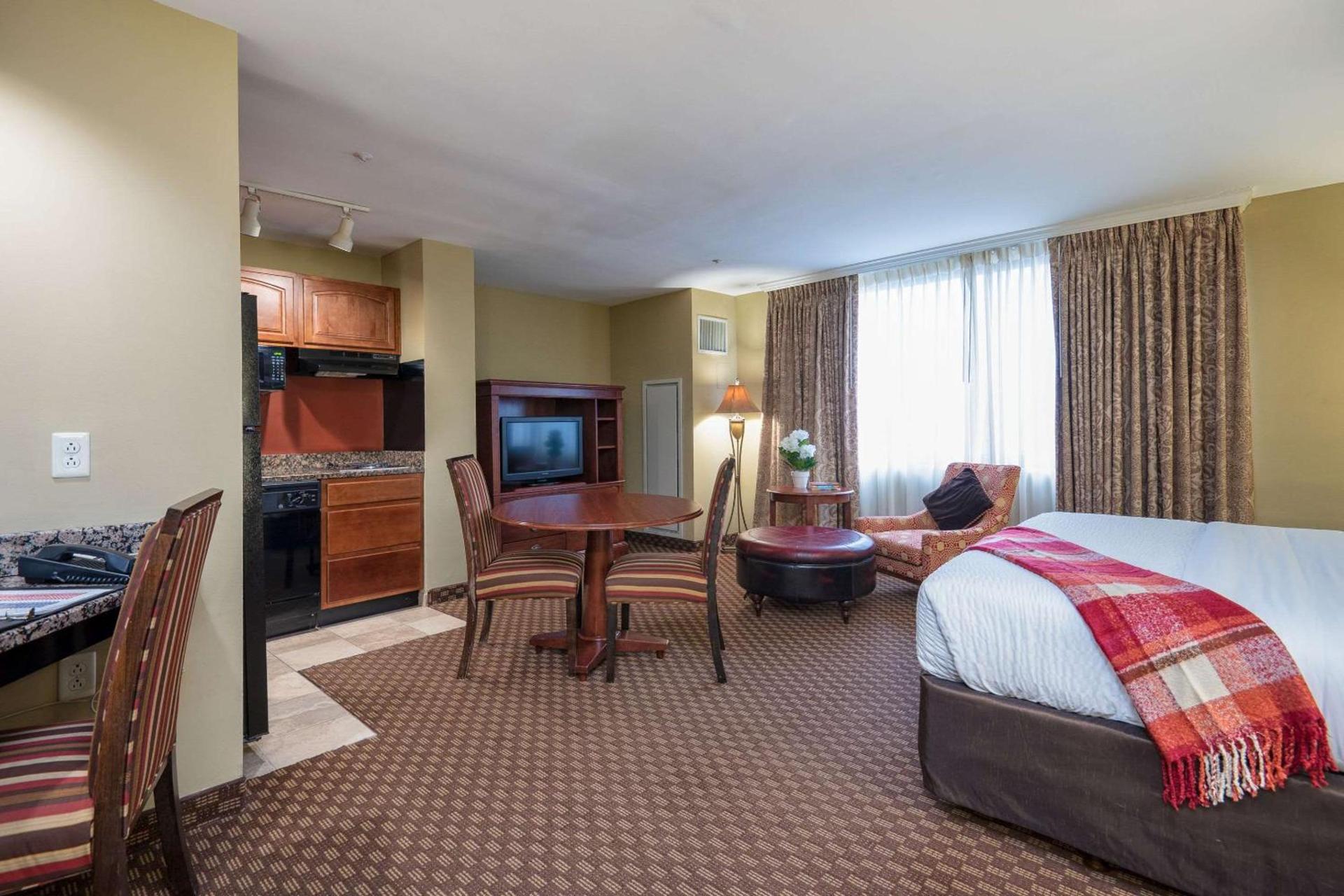 Clarion Collection Hotel Arlington Court Suites photo 15