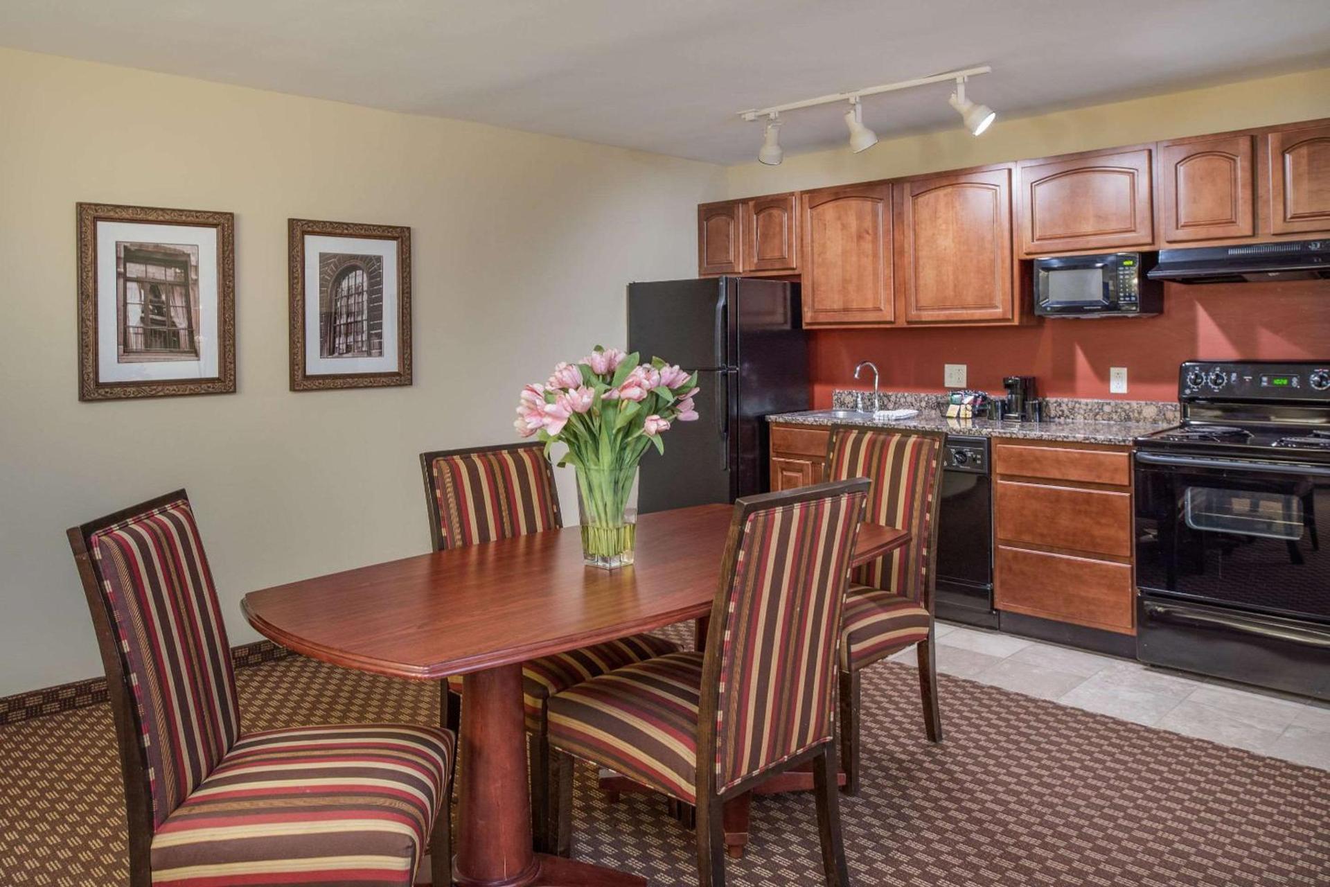 Clarion Collection Hotel Arlington Court Suites photo 13