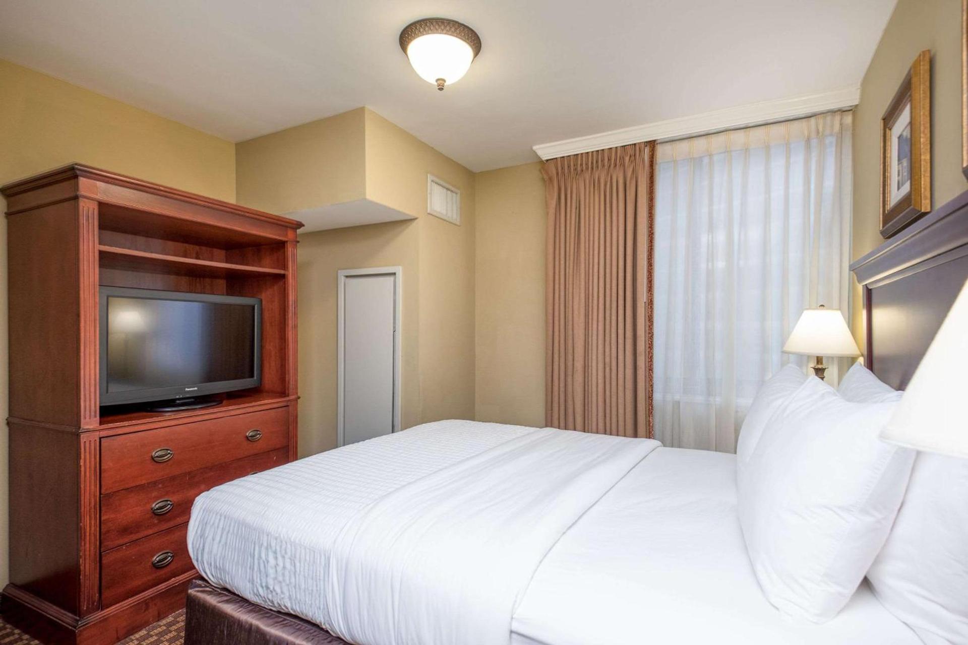 Clarion Collection Hotel Arlington Court Suites photo 16