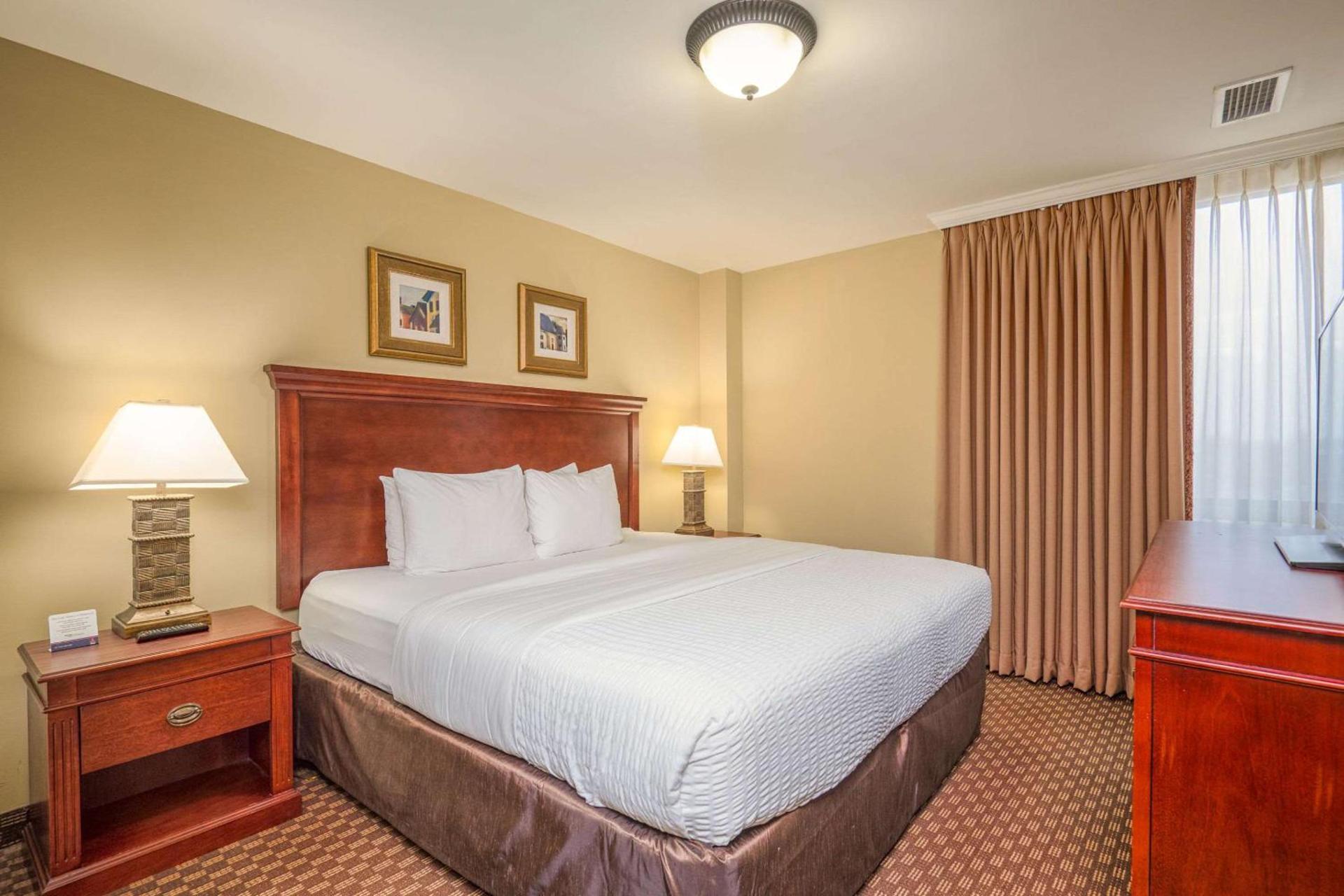 Clarion Collection Hotel Arlington Court Suites photo 12
