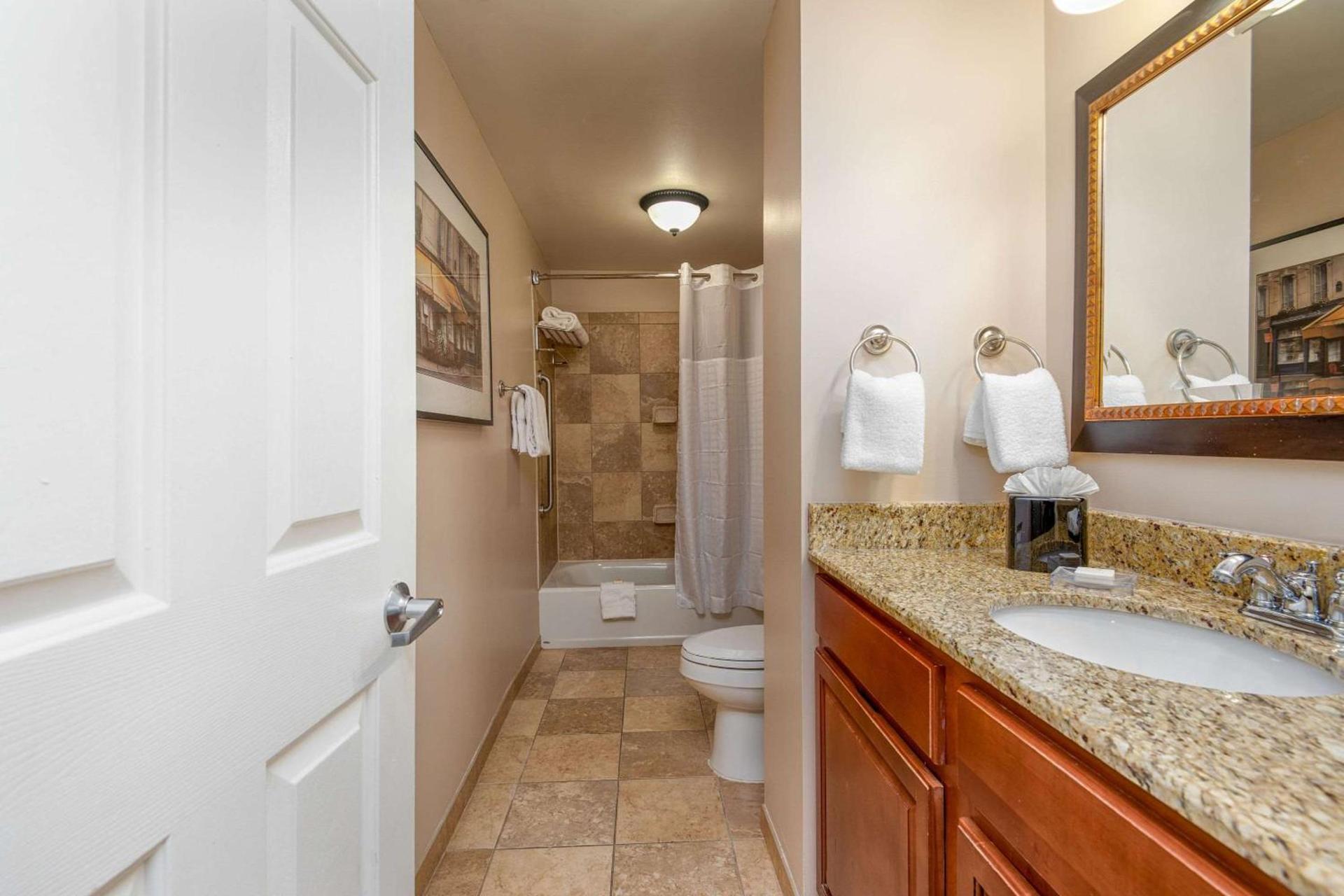 Clarion Collection Hotel Arlington Court Suites photo 18