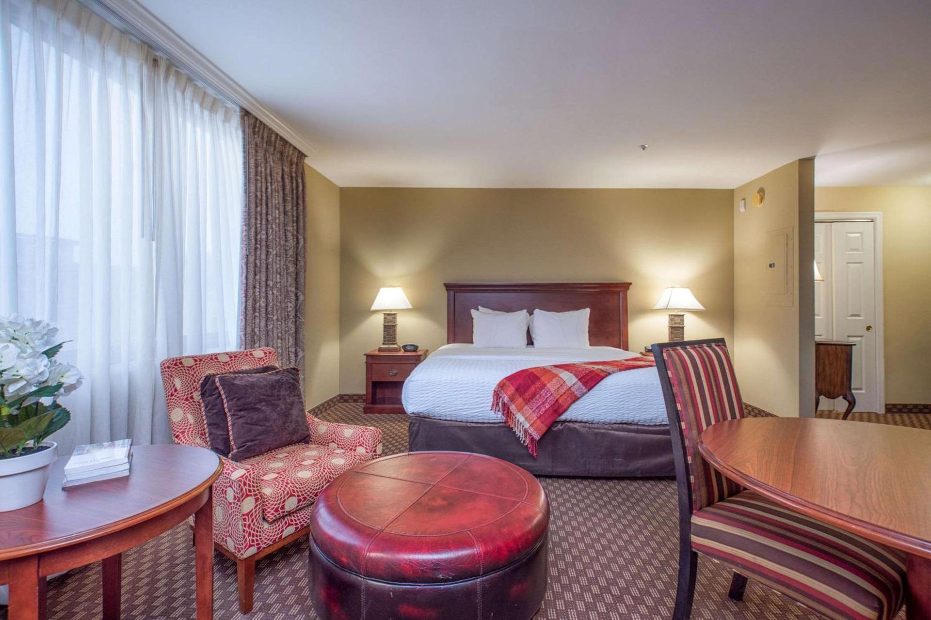 Clarion Collection Hotel Arlington Court Suites photo 17