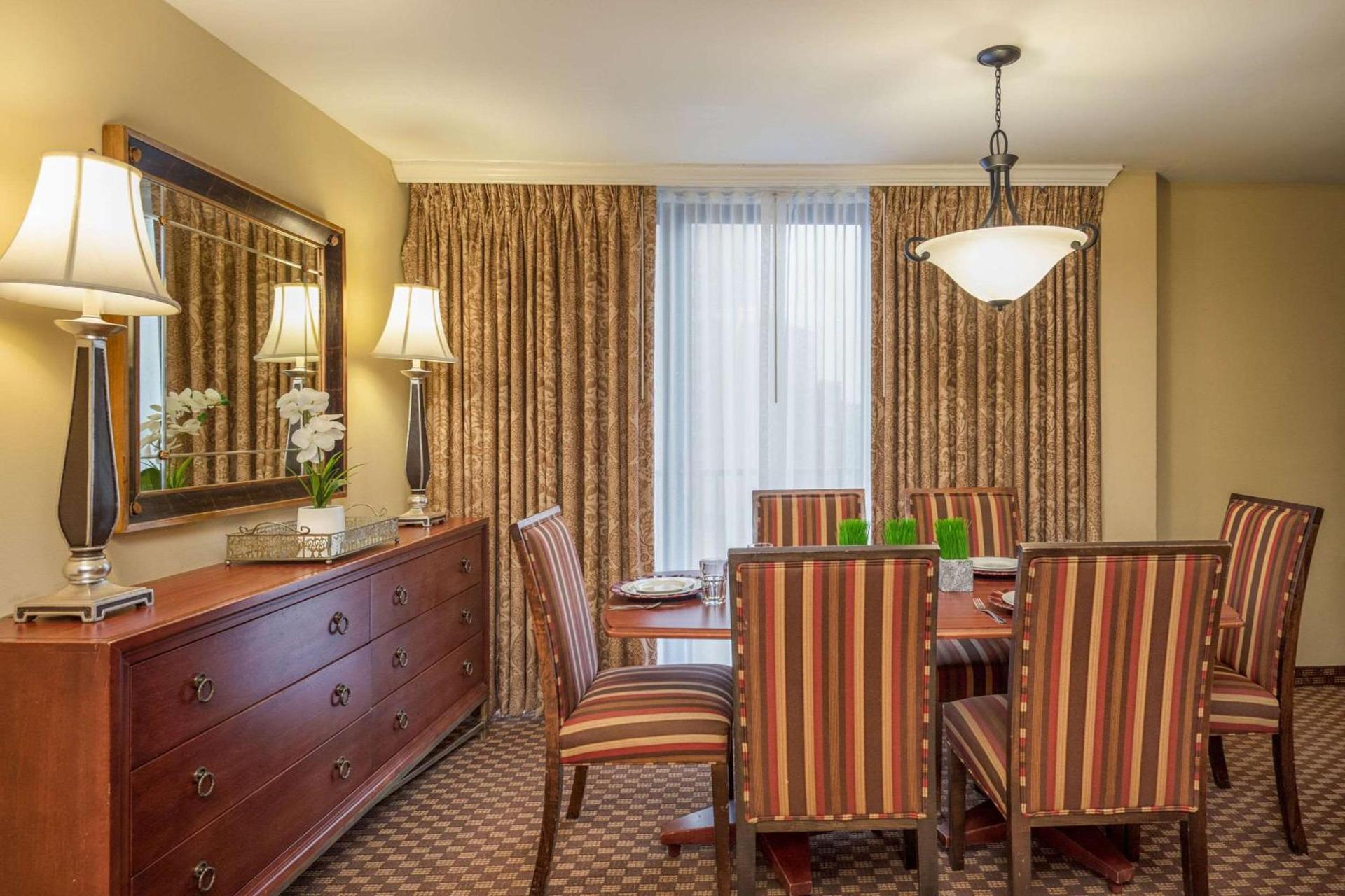 Clarion Collection Hotel Arlington Court Suites photo 22