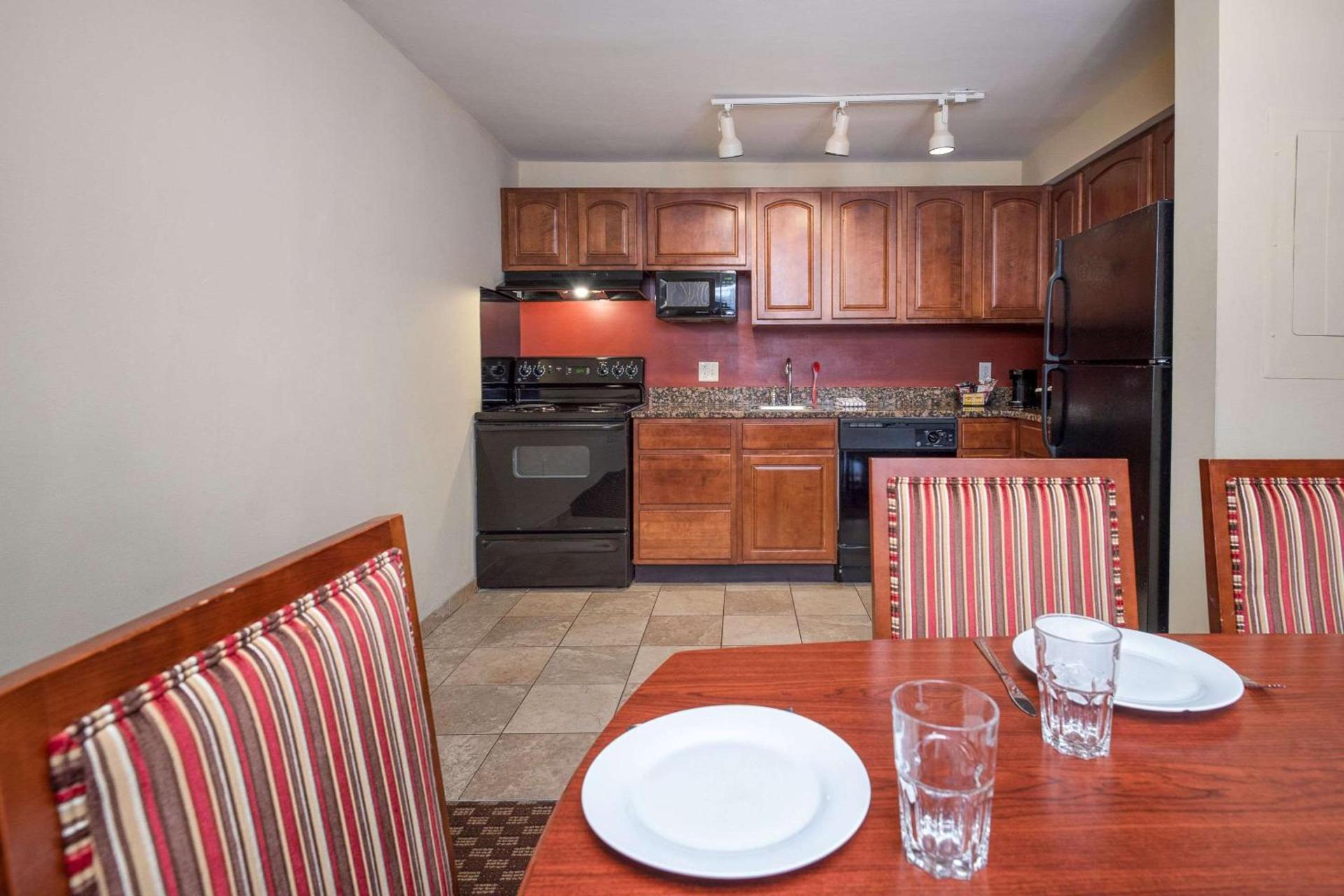 Clarion Collection Hotel Arlington Court Suites photo 20