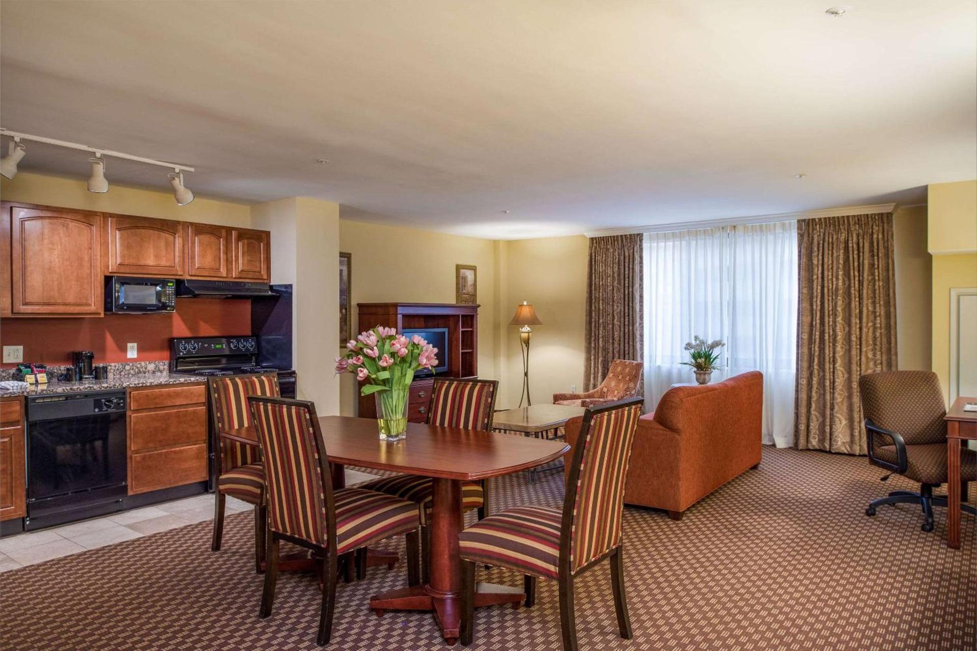 Clarion Collection Hotel Arlington Court Suites photo 25