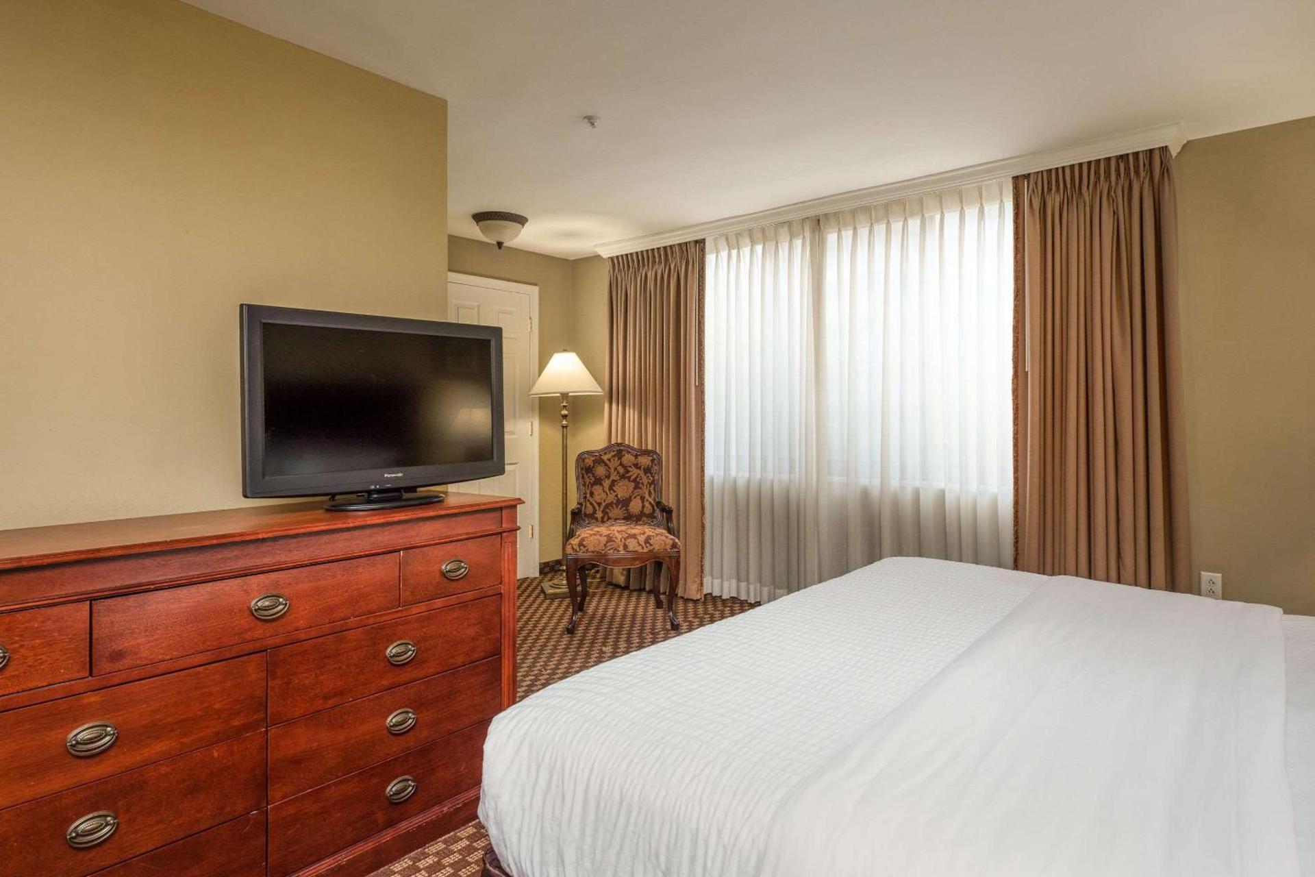 Clarion Collection Hotel Arlington Court Suites photo 27