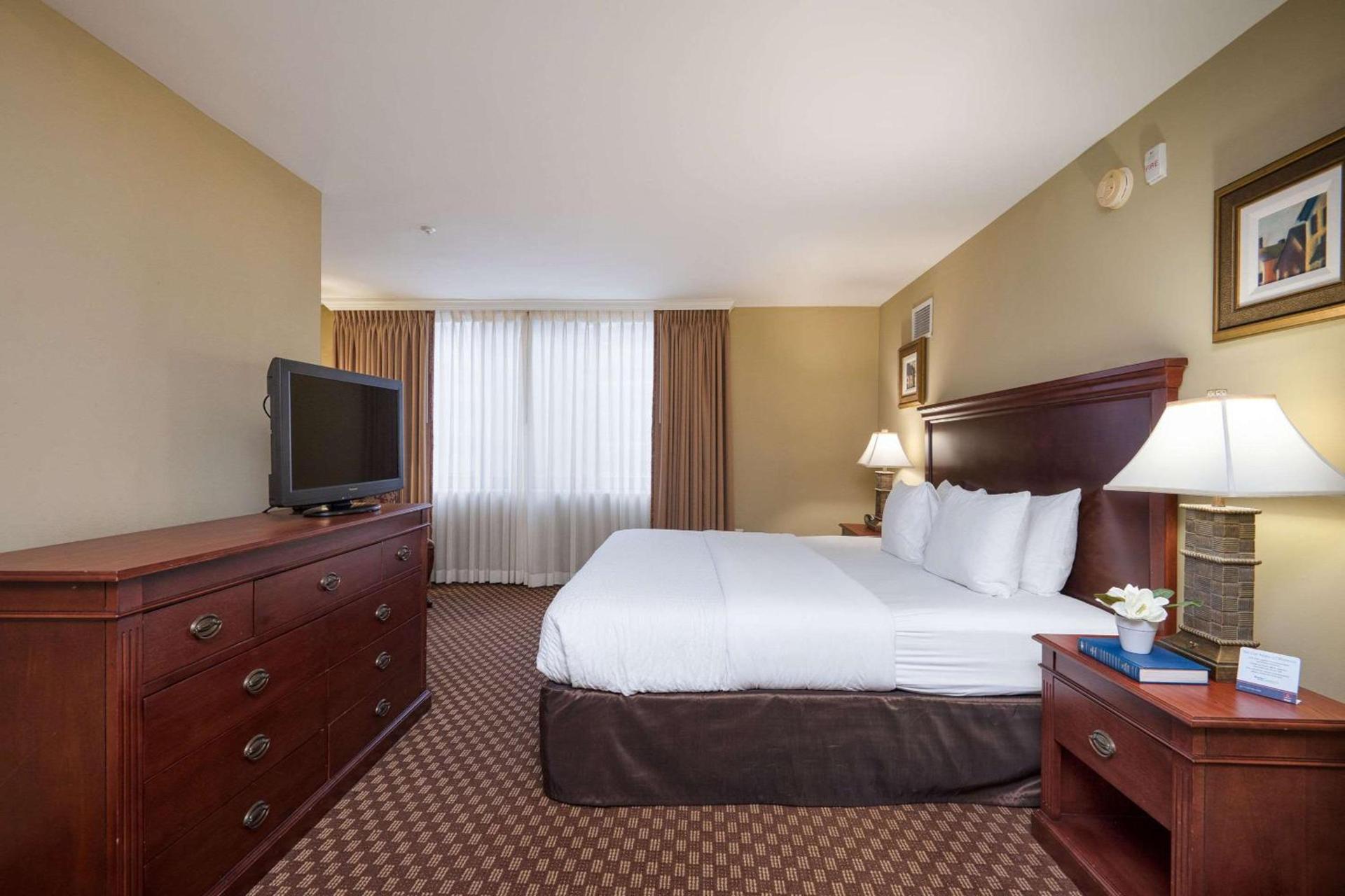Clarion Collection Hotel Arlington Court Suites photo 26